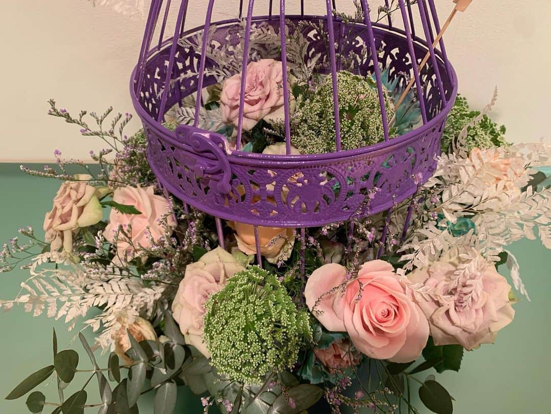浅田真央さんのインスタグラム写真 - (浅田真央Instagram)「な…な…なんと…🥹❤️  浜崎あゆみさんから、とても素敵なお花が届きましたー！😭❤️  驚きすぎて…🥹 嬉しすぎて…🥹 信じられません…🥹 夢のようです…🥹 大感激です😭  大きな優しさに感謝の気持ちでいっぱいです！🙇🏻‍♀️❤️  本当に本当にありがとうございました！🙇🏻‍♀️❤️  #宝物」9月28日 21時31分 - maoasada2509