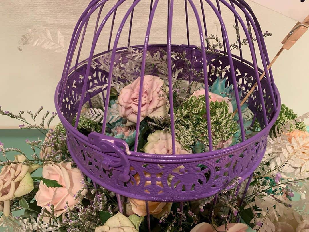 浅田真央さんのインスタグラム写真 - (浅田真央Instagram)「な…な…なんと…🥹❤️  浜崎あゆみさんから、とても素敵なお花が届きましたー！😭❤️  驚きすぎて…🥹 嬉しすぎて…🥹 信じられません…🥹 夢のようです…🥹 大感激です😭  大きな優しさに感謝の気持ちでいっぱいです！🙇🏻‍♀️❤️  本当に本当にありがとうございました！🙇🏻‍♀️❤️  #宝物」9月28日 21時31分 - maoasada2509