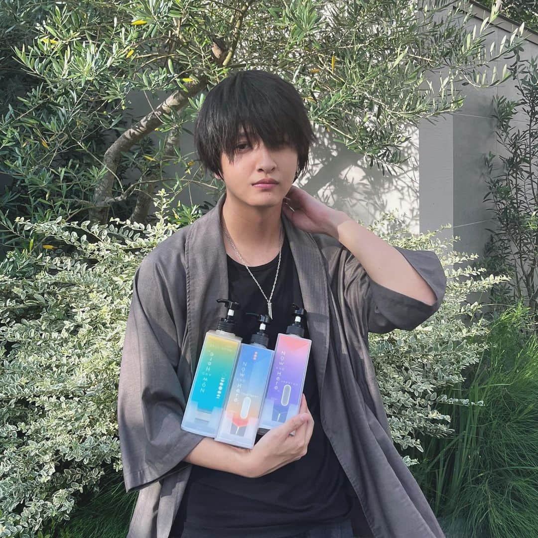 のインスタグラム：「涼しなってきたね🍂 このシャンプー洗い心地が凄く好みなんだけどそれだけじゃなくて香りが高級ホテルに置いてそうな香りで凄く落ち着く🌷 SDGsにも配慮されていて、よくあるボトルのシャンプーとかに比べ圧倒的にプラスチック削減されてるし、その上パッケージ可愛いからめちゃお気にです^^   #pr  #NowANDHere #ヘアケア用品 #マインドフルネス入浴 #ソアリコスメ  #マインドフルネス #精油 #サステナブル」