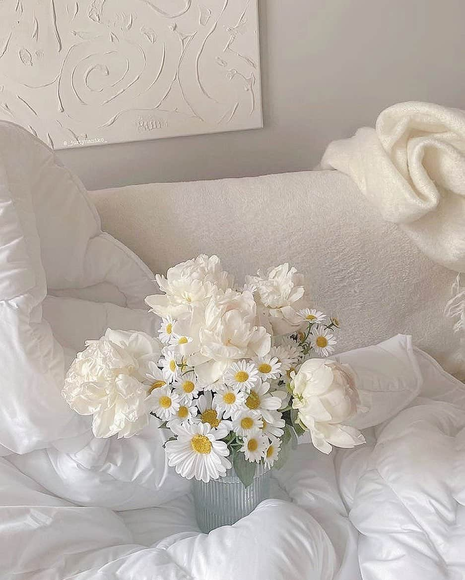 ちーちゃんさんのインスタグラム写真 - (ちーちゃんInstagram)「𖧷  #white#flowers#whiteinterior」9月28日 21時35分 - ___c.chan__