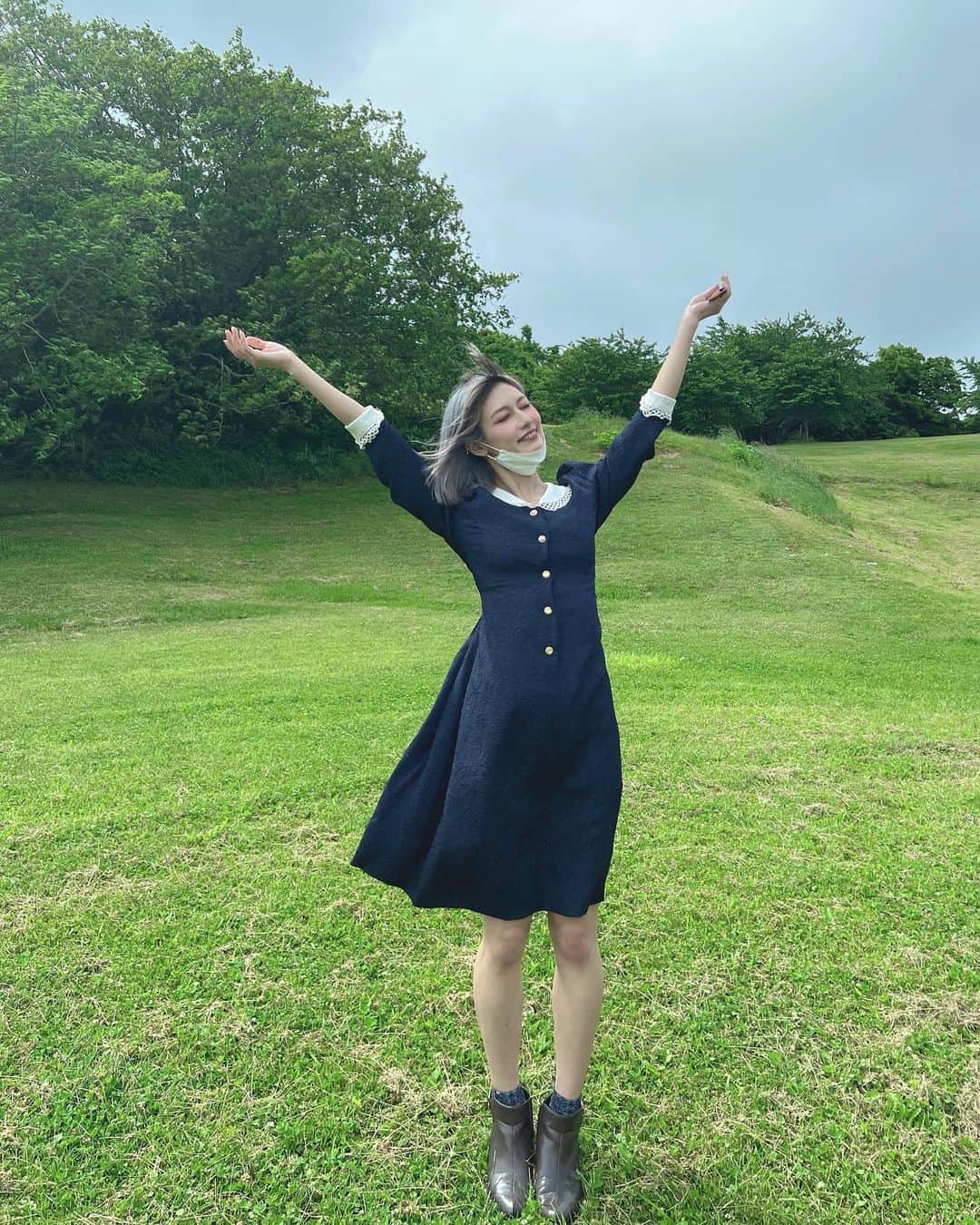 仮眠玲菜さんのインスタグラム写真 - (仮眠玲菜Instagram)「2022  5.22  #福島 にて  #いわき市 #草 #芝生 #公園 #自然 #銀髪 #ボブ #アイドル #MIGMASHELTER #ミグマシェルター #エクストロメ #手に持ってるのは櫛 #櫛はくしと読むみたいです」9月28日 21時53分 - amai_re_re