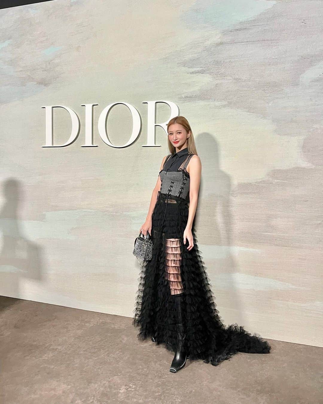 平山美春のインスタグラム：「@dior #diorss23  Paris fashion week is start!!! 今回のパリコレはDiorからスタート🇫🇷 モンテーニュ本店のナイトショッピングで購入したショールックのスカートを着用して✨世界に一点しかないお気に入り！ . #dior #parisfashionweek」