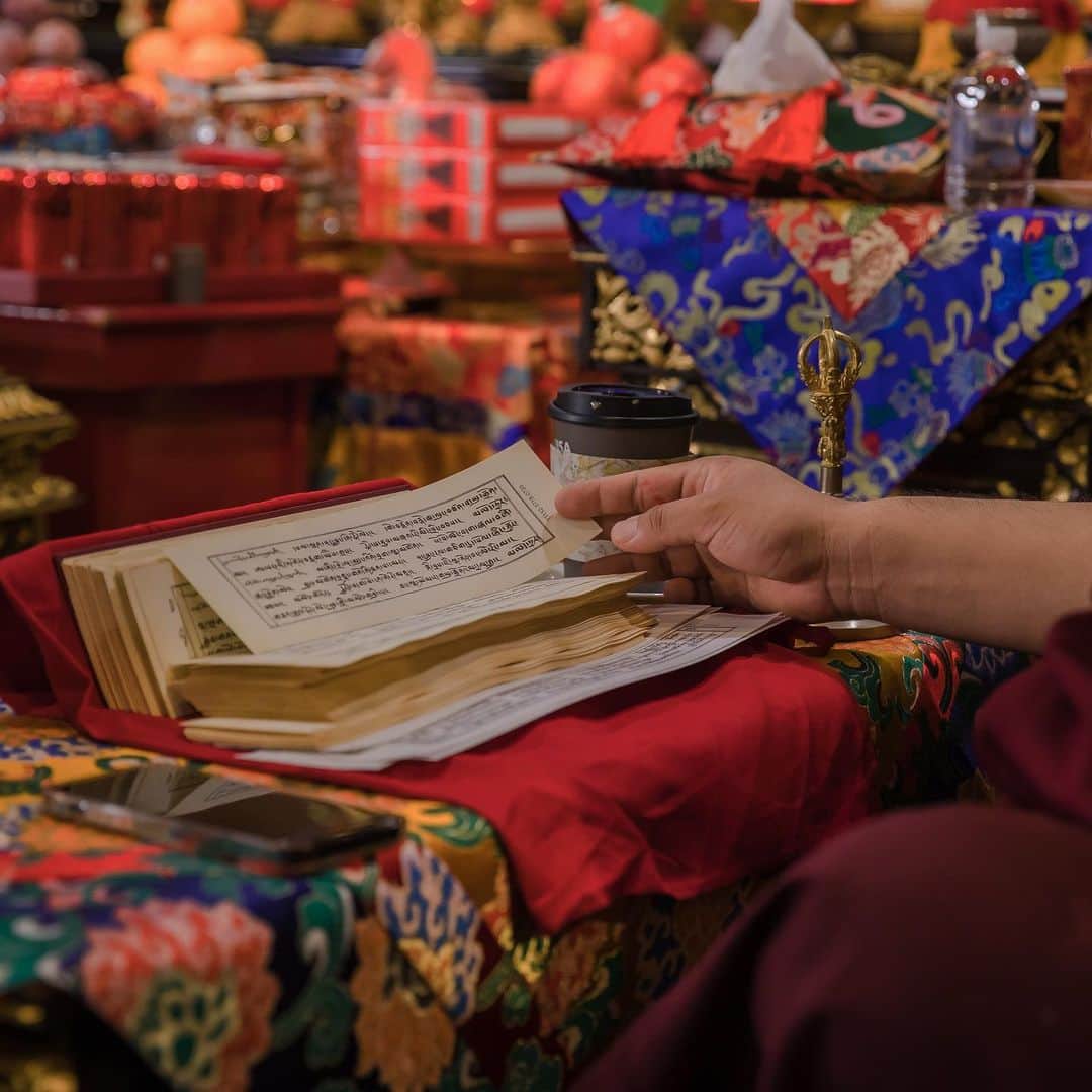 NueNueさんのインスタグラム写真 - (NueNueInstagram)「一直是一個什麼都相信緣分的人 前陣子參加一個很特別的儀式 由西藏 仁波切 棍秋久美 來主導的加持人緣善緣的法會🙏 一直以來也常在網路上看到有關於藏傳佛教文化的介紹影片  這次在台北親身體驗一次這種充滿宗教文化的儀式 聽著持咒聲加上法器敲擊的獨有聲音  感覺還是蠻震撼的🫶 這兩個二小時的加持法會 對我來說也像是與自己的對話時間 法會結束之後 心裡默默的欽佩起這種宗教傳承的精神✨  #月老 #綠度母 #光明燈 #招財 #煙供 #薈供 #全德曼莉 #算命 #拜拜 #佛牌 @全德曼莉 @cdml.ec @superlink.tw  # 台北市光復南路49號 全德佛教藝術中心」9月28日 22時05分 - iop_1004