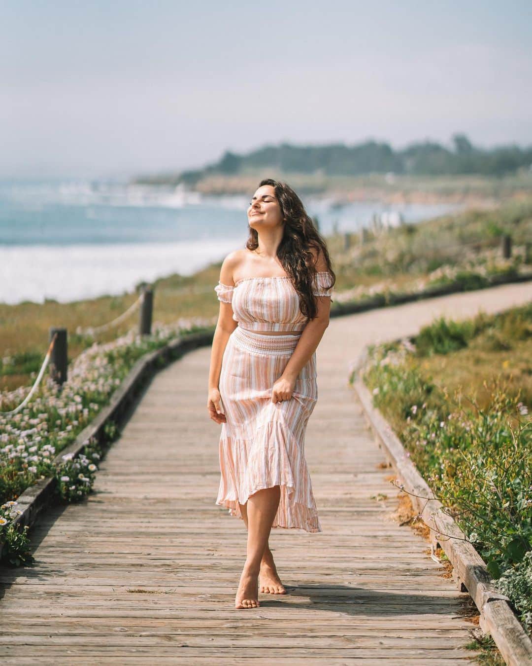 のインスタグラム：「This is 30 🎉💃🏻 A few things I’ve learned over the last 30 years ✨ We create the reality in which we live. Life is all about perspective, if you choose to look through a lens of gratitude and love, that is what you will see all around you. Two people can experience the exact same thing, and depending on what they focus on, they can see it as a blessing or a curse. Choose wisely. ✨ Life is meant to be shared. We’ve been sold an image of success that is centered around owning as much as you can and keeping it for yourself. I don’t think happiness looks like living in a huge mansion alone. The best moments of my life were spent in community, and I think success looks like sharing life with the people you love. ✨ The choices you make daily impact others more thank you know. Choose compassion. The decision I’ve made that I’m most proud of in my life is going vegan. I know that with every meal, I’m choosing compassion. My heart has expanded in a way inaccessible to me before and I’m so grateful that I made this life change so early in life. Can’t wait to see how my connection to the Earth and it’s creatures continues to deepen with the years to come. ✨ There is magic everywhere, it’s up to you to see it. I’ve always believed in magic, I checked the mailbox for my Hogwarts letter every day for years, I sent letters to Santa longer than most other kids did. Today, I know that we’re all born in awe of the magic all around us, and as we age we slowly lose that perspective and even what we see of the physical world narrows. If you look for it, all of the magic is still there. Thanks for the reminder friends 🍄☺️ ✨ Every living being on earth is you getting to experience a different life. If you think of all of consciousness, or ‘The Universe’ or ‘God’ or whatever you call it, as one big ocean, every living being is a glass that has scooped up water from that ocean. We are all the same, and we will all be poured back in at the end of this physical life. I got to fully feel this in my body, thanks to my 🍄 friends again, and it has brought me so much empathy and peace. The love I share with others is love I’m sharing with myself. What a beautiful truth to remember ❤️」