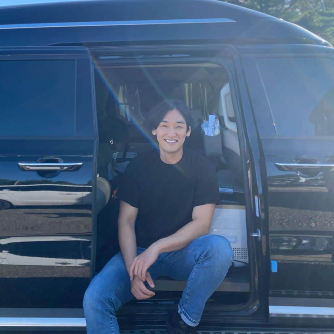 カン・シンヒョのインスタグラム：「촬영하기 좋은 날씨☀️」