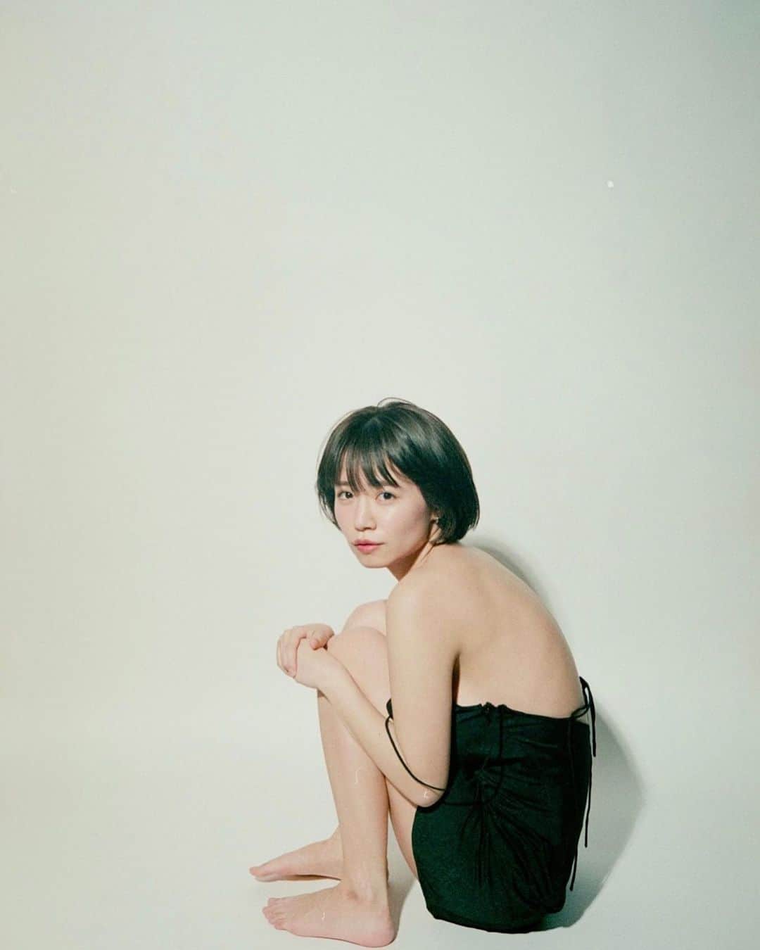 菜乃花のインスタグラム：「🖤⋆͛*͛  アイドルらしさとかなくなって、グラドルのあの「菜乃花さん」が好きだった方からしたら、今はみんなの求めてる感じではないのかもなぁという罪悪感的なものが0ではないんだけど、変わらず好きでいてくれる方も多く嬉しい限りです。  私は最新の自分も好きだし昔の頑張って可愛くしてる自分も愛おしくて好きです。」