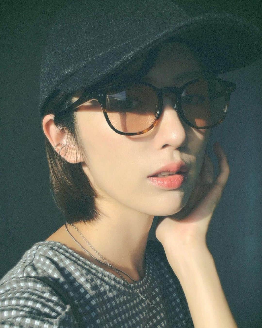 樋口柚子のインスタグラム：「眩しい日に運転するとき〜😊🚘」