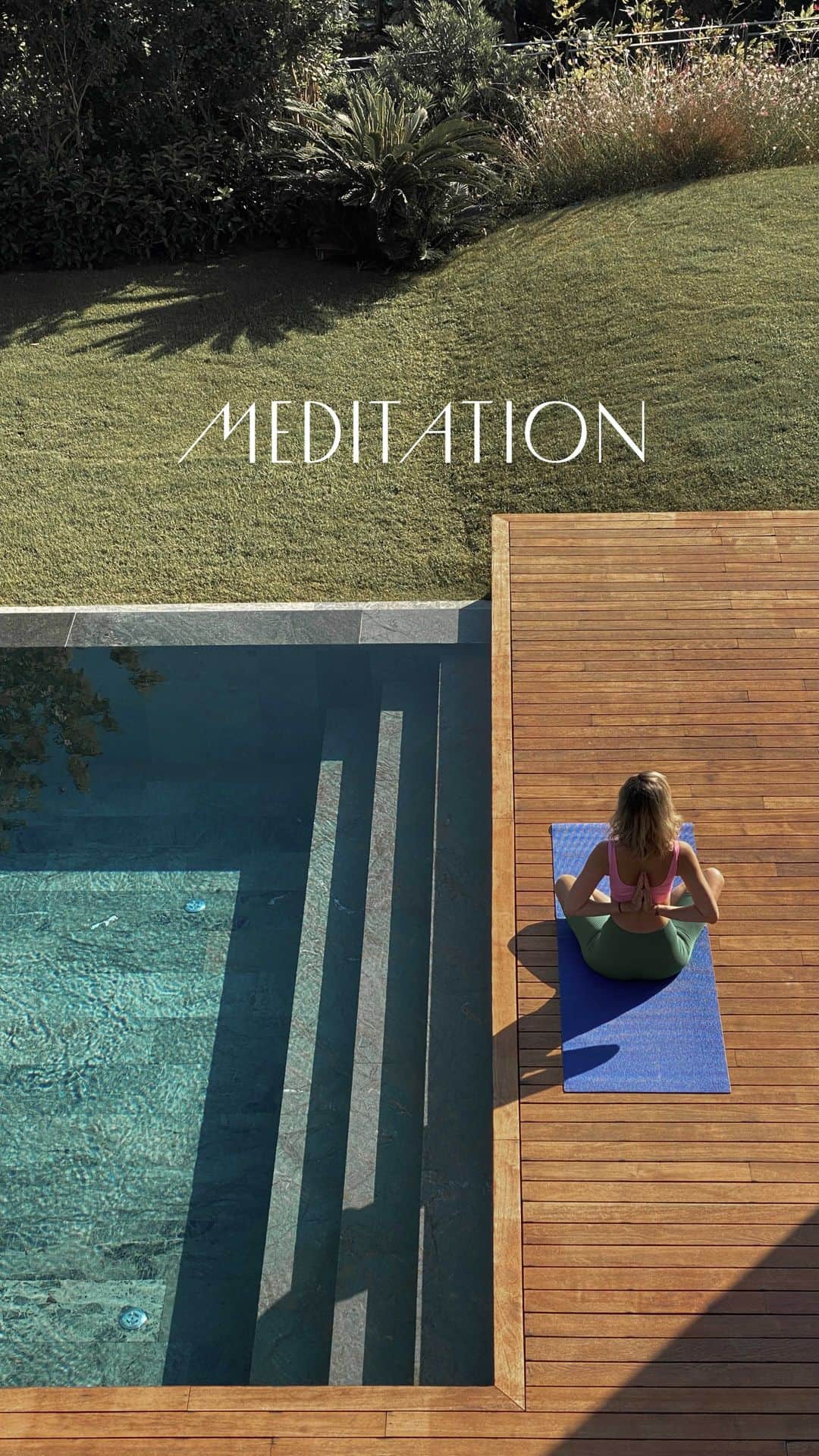 Nataly Osmannのインスタグラム：「My sound healing meditation 🙏🏻 time to feel your inner light and inner power. I Will be happy if u will share this post. Друзья, я с вами рядом, начинаю серию эфиров с практиками и медитациями. Сегодня провела саундхилинг на ощущение внутренней опоры, света и силы. Буду рада если вы будете делиться этим эфиром」