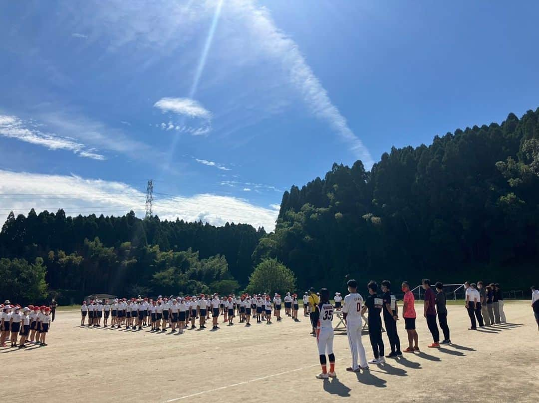 島井寛仁のインスタグラム：「素晴らしい経験をありがとうございます✨😉 今日は南関町の陸上イベントに参加させていただきました🙇‍♂️✨ 陸上と野球のコラボ？✨ 初体験でしたが、 僕自身小学、中学、 野球と陸上両方のスポーツに育てていただきました✨😌 これまでの野球人生、陸上からヒントを得ることも多くありました😌 マルチスポーツは大事！ 色々なスポーツへ挑戦して可能性を広げよう👍  イベント終了後、南関中学校の野球部に声をかけていただき特設野球教室✨✨👍 あの眼差しに胸が熱くなりました🔥🔥 また是非会いましょう✨😉  #熊本#南関町#陸上#野球#南関中学校#マルチスポーツ#スポーツの力#縁#出会いに感謝」