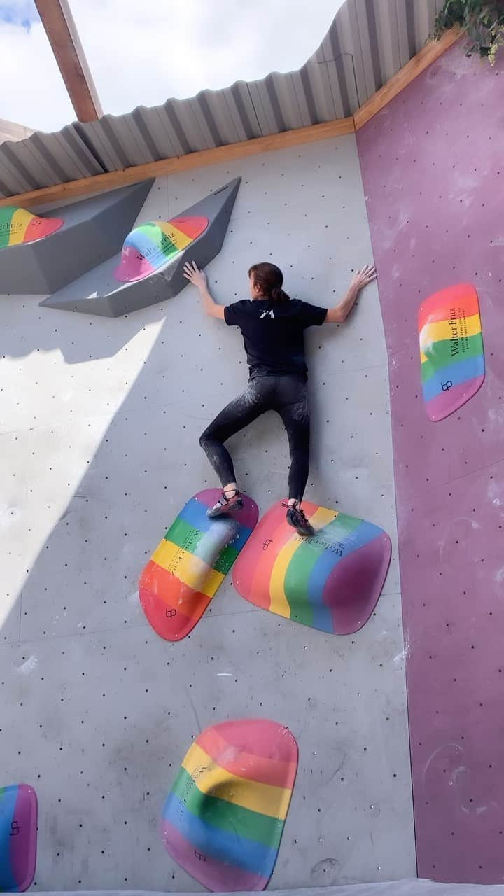 ジュリアン・ワームのインスタグラム：「Testing while setting at @bright_site when it was still @kyra_condie-T-shirt weather :)   @madrockclimbing」