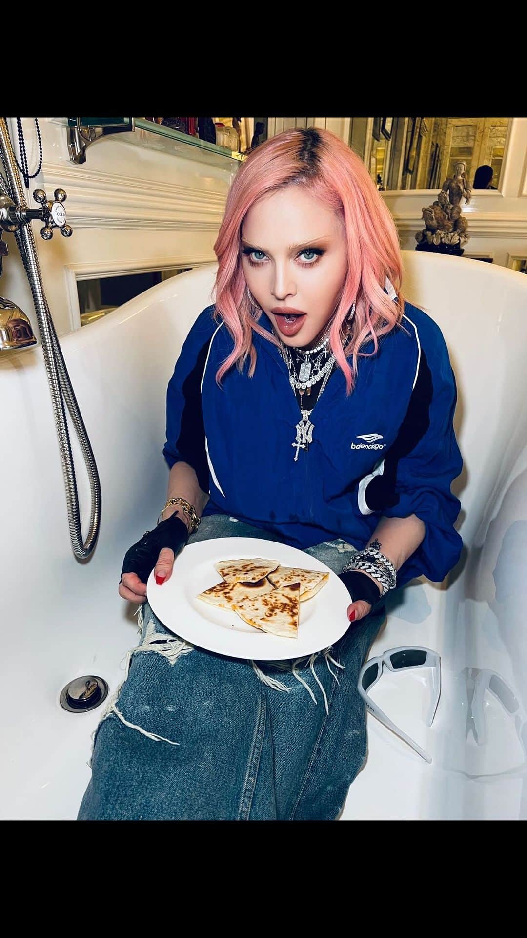 のインスタグラム：「Bitch I’m Balenciaga……..💘」