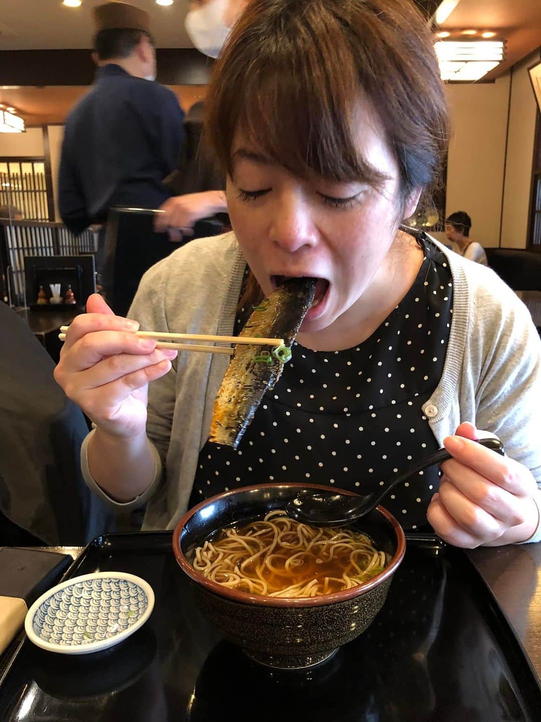いとうまい子のインスタグラム：「久しぶりの京都 京都と言えば「にしんそば」と聞き 早速、ペコちゃん食べました〜♪ 大満足のお顔😋 私は九条葱蕎麦を頂きました。 お蕎麦大好き〜💕」