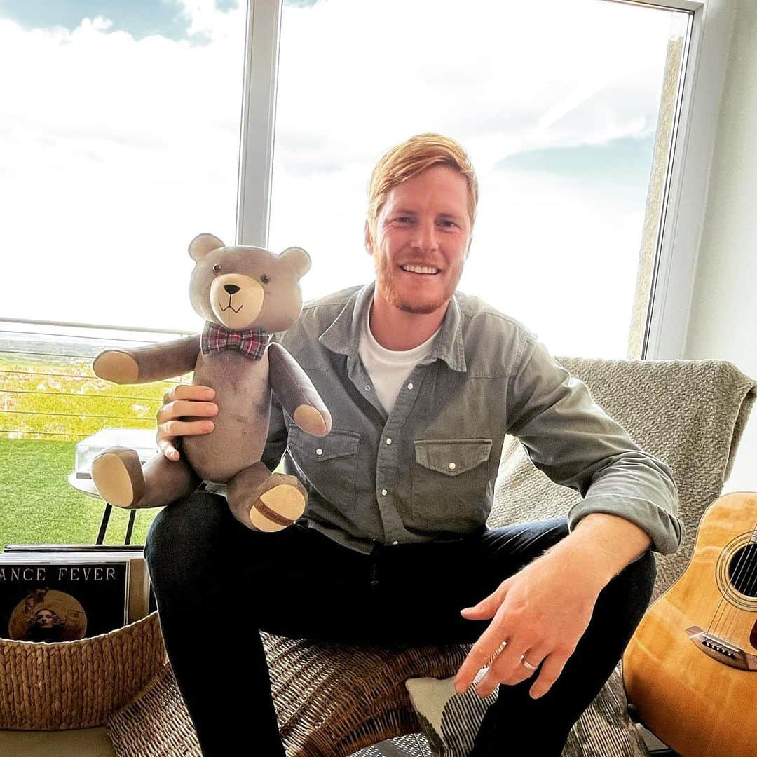 アダム・ボグダンのインスタグラム：「Yesterday I became 35 and got my first Teddy Bear😎😃 special thanks to my wife, it’s a classy gift.❤️ Check out @brumbearmanufacture //  Tegnap 35 lettem és megkaptam életem első maciját😎😃  Nézzetek rá a @brumbearmanufacture -ra!」