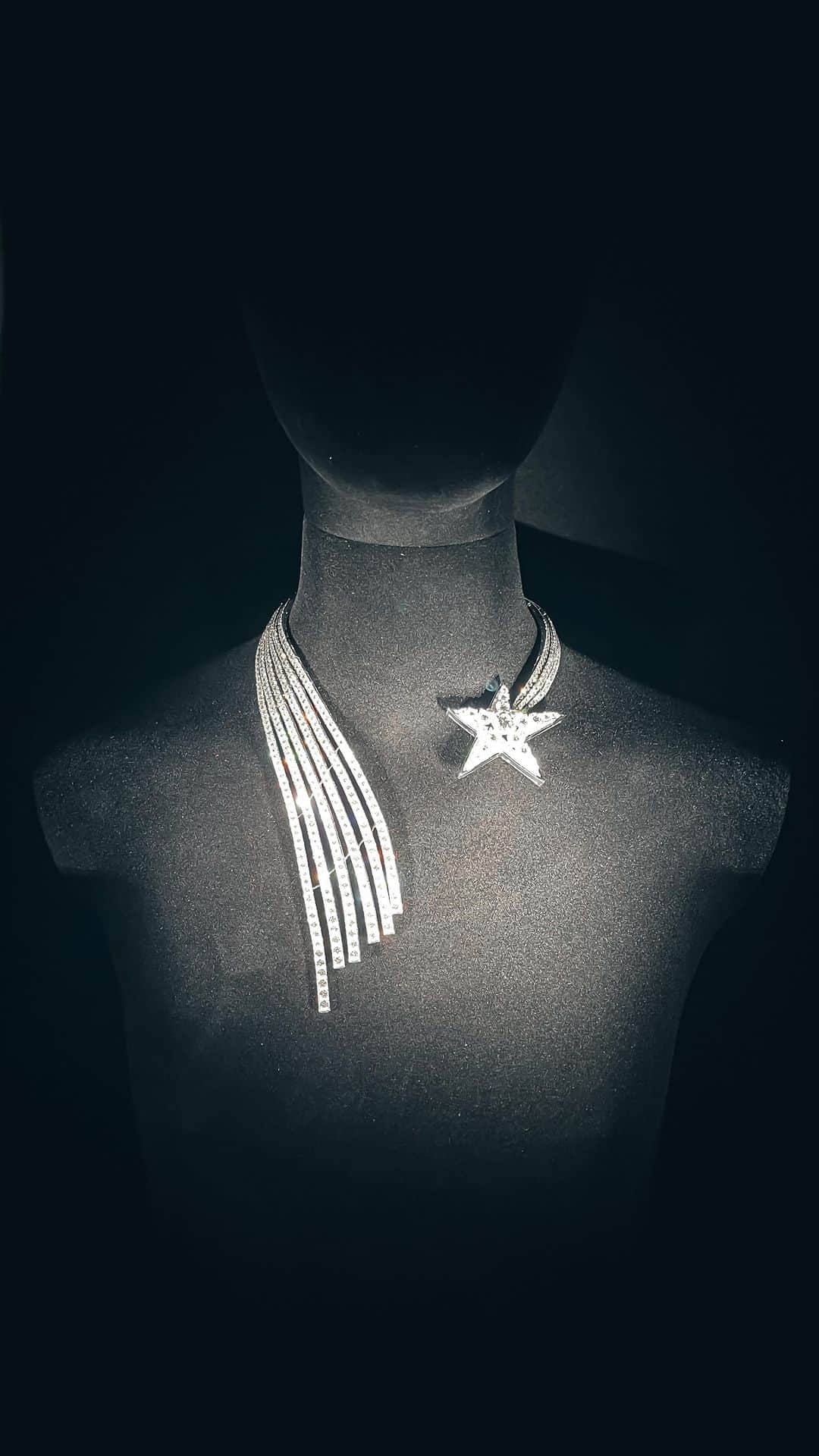 Ruby Kwanのインスタグラム：「90 years ago, Gabrielle Chanel designed her first and only High Jewelry collection "Bijoux de Diamants". 💫 By revisiting the past to better project itself into the future, the CHANEL Fine Jewelry Creation Studio has invented living jewelry, in an osmotic relationship with the ever-changing rhythms of the body's movements.   It’s been a total breathtaking experience in this private viewing of the 1932 high jewelry collection. This is my first time seeing the Chanel High Jewelry exhibition pieces in person, especially the legendary comet necklace. And it’s absolutely a once in a lifetime cosmic encounter with the Chanel diamonds. 💎   #Chanelhighjewelry #Chanel1932」