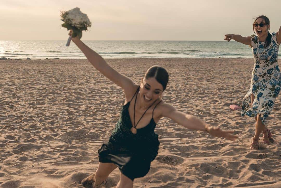 アリス・アイザズさんのインスタグラム写真 - (アリス・アイザズInstagram)「J’ai dansé, j’ai ri, j’ai pleuré et j’ai eu le bouquet.   🤍 17/09/22 🤍」9月29日 2時31分 - aliceisaaz