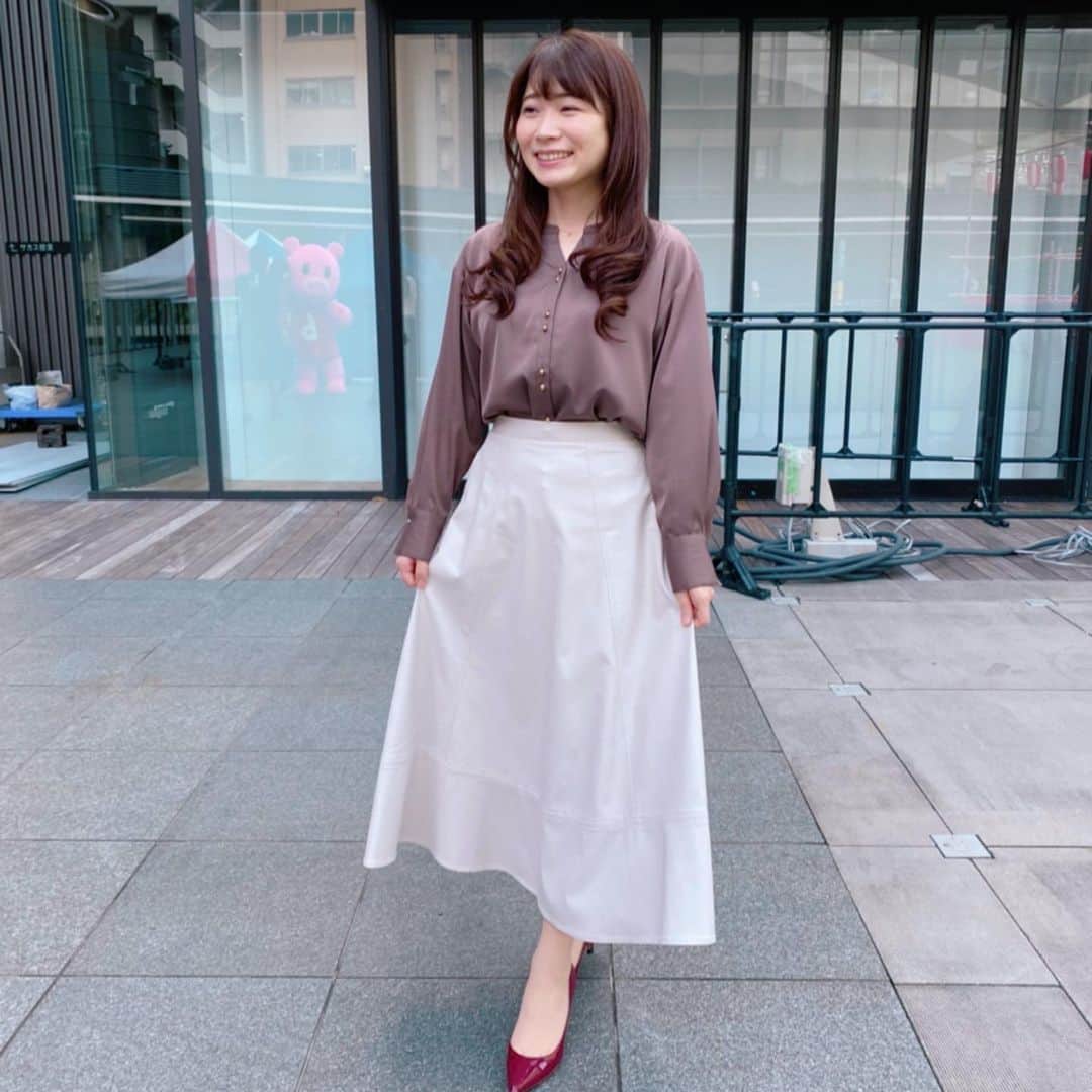 のインスタグラム：「わかる？隠れブーナ👀  空気カラッと、気持ちいい陽気でした。 ミルクココア色、好きかも。 ブラウス&スカート #cohina  #Nスタ #天気予報 #ホットドリンク 転換期」