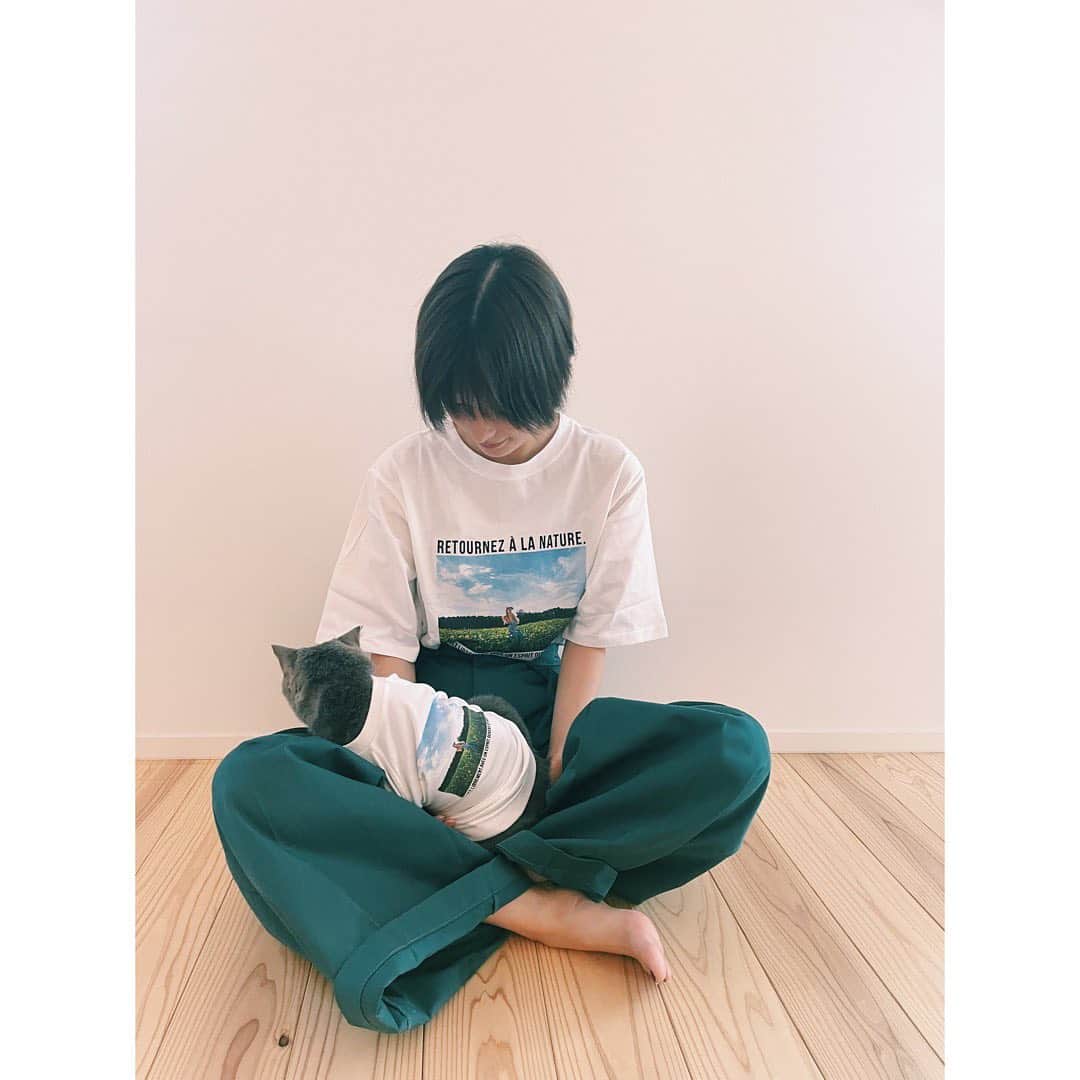 芳根京子さんのインスタグラム写真 - (芳根京子Instagram)「くまさんには少しサイズが小さかったので、ミルさんに着てもらってペアルック記念写真。  初めてお洋服着せてみたけど 似合うね😂  まんざらでもないご様子でしたが 撮影後すぐ脱がせました🐈 モデルさんありがとう🐈」9月29日 13時12分 - yoshinekyoko