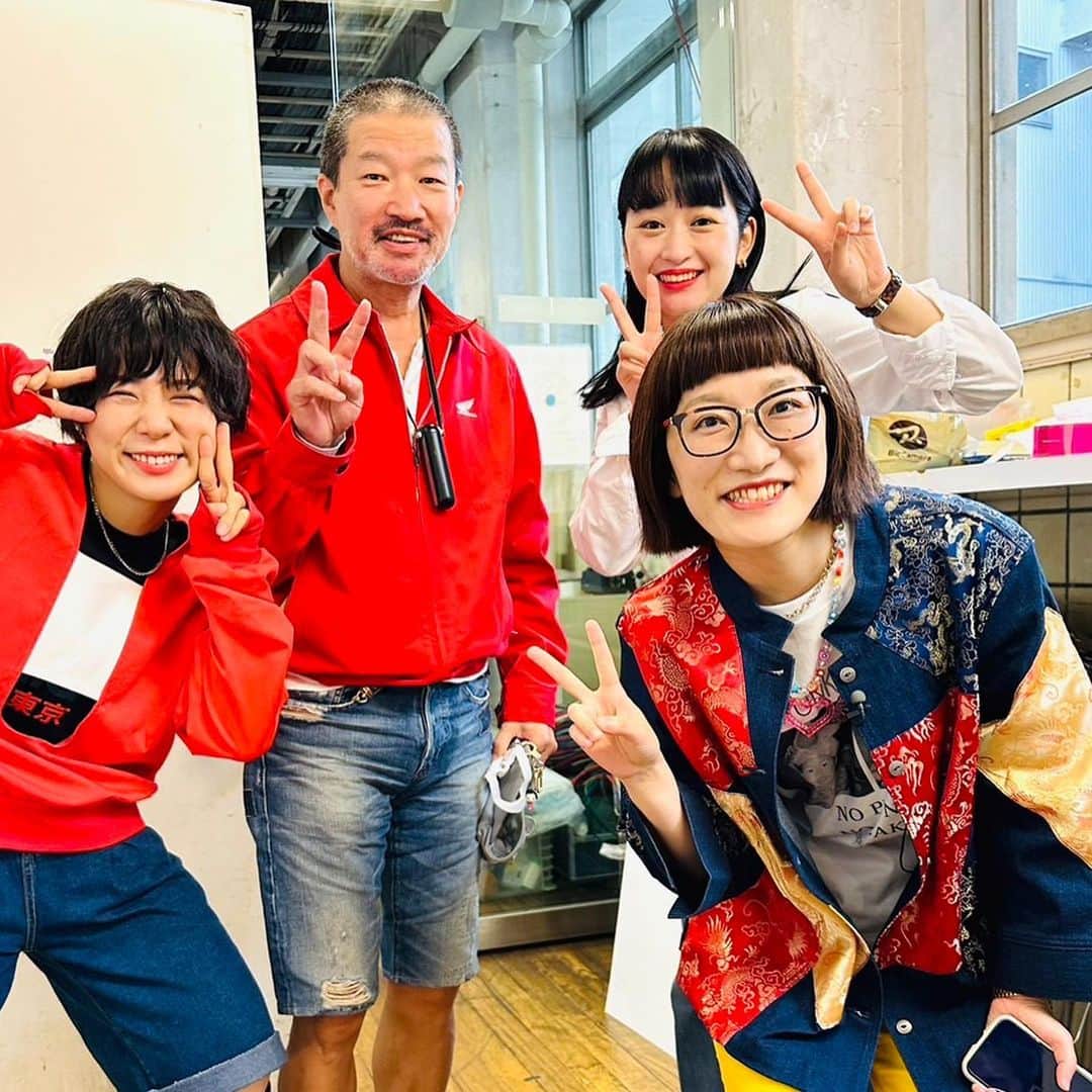 松浦志穂のインスタグラム：「3月末に開局したBSよしもとで半年間毎週水曜朝10時〜「Cheeky’s Cast 2」という番組のMCを務めさせていただき昨日最終回でした！一部の木村さん光永さんと😊📷 4枚目は「温度差」の教科書に載るような瞬間をお客様がスクショしててくれました。 この写真のように半年間誰よりも声を荒げ何かに歓喜したり激怒したりしてた自信はあります。 朝から運動のコーナーは4月は @pana_nowonsale  くんのヨガ🧘‍♀️5月からは @megumi_kunimatsu  のダンシングストレッチ💃としっかり資格持ち後輩に支えられ、中盤からはトークゲストに女性芸人さんを呼び貢ぎ物をもらい飲み食いしながらトーク👄と本当ゆるく楽しく好きなようにやらせていただきました。3枚目の写真、毎週番組を冒頭から見てくれてビデオ通話も出てくれた新潟住みます芸人 @sekita_m  さんには大感謝です。でも最終回のお別れの画面がスパイク小さすぎ。完全な関田さん引退演出💐そして1ヶ月前くらいから急にトレンド入りしたいとなり昨日は最終回だから絶対に！！と意気込みたくさんの方が協力してくれたおかげで番組終了4時間後くらいの昨日夕方「#BSよしもとスパイク」がトレンド入りしてました😂😭❤️最後の最後に世紀の内輪揉めもありましたが最高の大団円を迎えました👏半年間水曜の朝をBSよしもとで楽しんでいただけた方がいたら幸いですっ！またいつの日かぁっ！！👋  #番組中のこちらから全国の住みます芸人さんへの質問初回は誰からも返信なく118の既読スルーからスタートした #世界中の朝食作りたいとスタートした世界の朝食はアジアすら回りきらずに終了 #最終回一つ前に現場ディレクターと大きな遺恨を残す #世紀の内輪揉め #その全てを消し去ってくれたトレンド入り #ありがとう #チーキーズキャスト2」