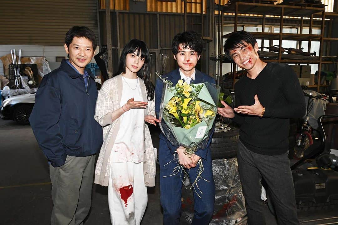 六本木クラスのインスタグラム：「.  #六本木クラス 第13話 今夜いよいよ、完結💎  なんでか血だらけの龍二くん..🥺 この頑張りは、絶対絶対見届けてください。  クランクアップのお写真を公開🕊 #長屋龍二 役 #鈴鹿央士 さん 約5ヶ月、お疲れ様でした🌸  #平手友梨奈 #中尾明慶 #緒形直人  .」