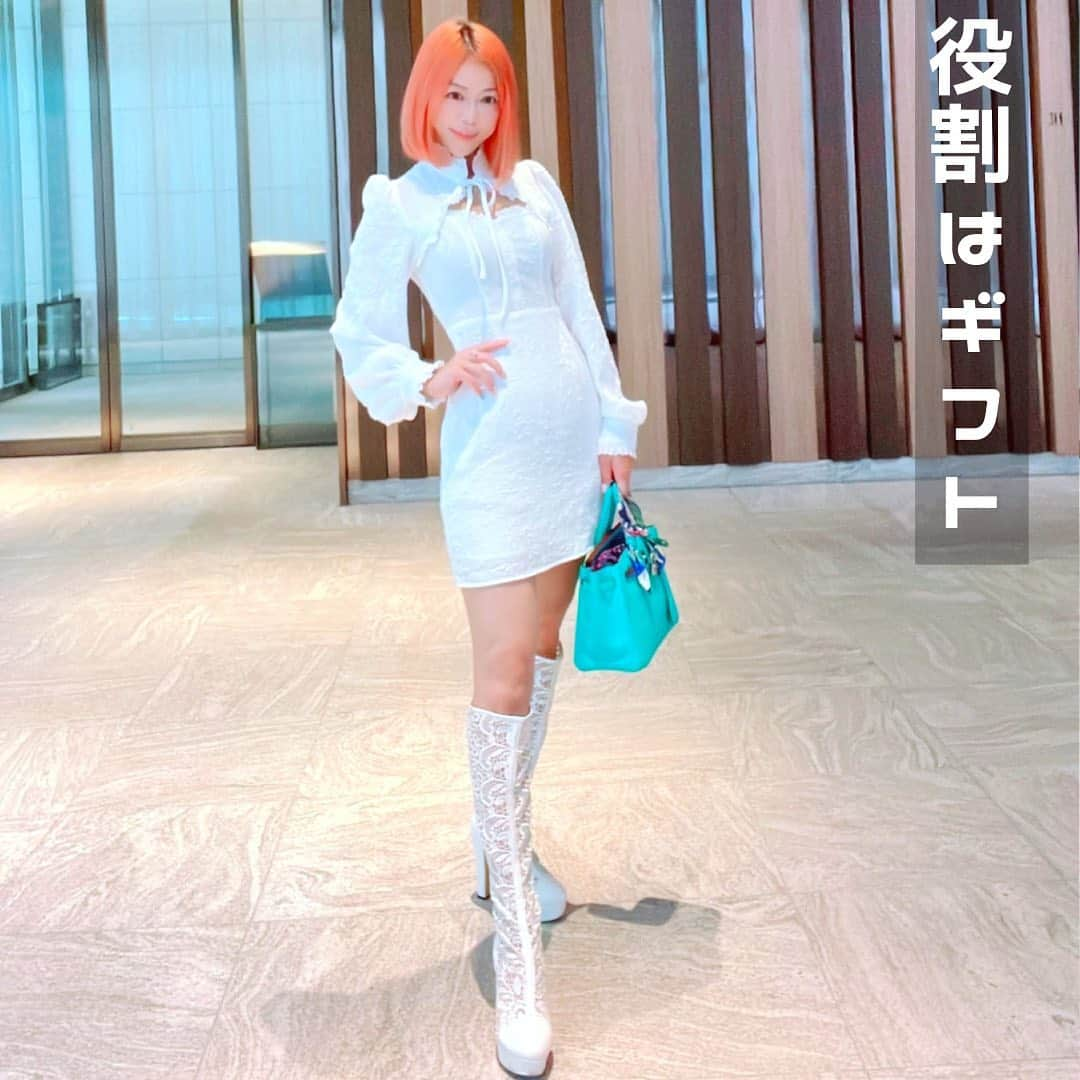 舞香さんのインスタグラム写真 - (舞香Instagram)「『役割はギフト』  自分がやりたくないことや 苦手なことを無理してやるということは 誰かの役割を奪っているということ。  この世界はパズルのようになっていて 各ピースがそれぞれ違う個性を極めた時に ピタッとハマって１つの世界が完成する🌍  自分以外のピースのカタチになろうと するから無理が生じて不協和音になる。  そもそも役割というのは 創造主から与えられたギフト🎁  あなたが苦手なことでも それが役割な人にとっては それをやることは心底楽しいし 息を吐くようにできるし やればやるほどエネルギーが 内側からあふれ出てくるの。  だから、 苦手だけどやらなきゃいけないことがある時は そのギフトをプレゼントする相手を探せばいいだけ。  あなたはあなたの役割に集中したらいい。  ーーーーーーーーーーーーーーーーー  新時代の仕事（お役目）と お金の循環について学べる 【MAIKALANDアカデミー】 10月1日開校します🥸  ーーーーーーーーーーーーーーーーー  #引き寄せ  #引き寄せの法則  #お役目  #起業  #起業女子  #自分軸  #好きなことで生きていく  #幸せになる方法  #潜在意識」9月29日 5時58分 - maika.mahou