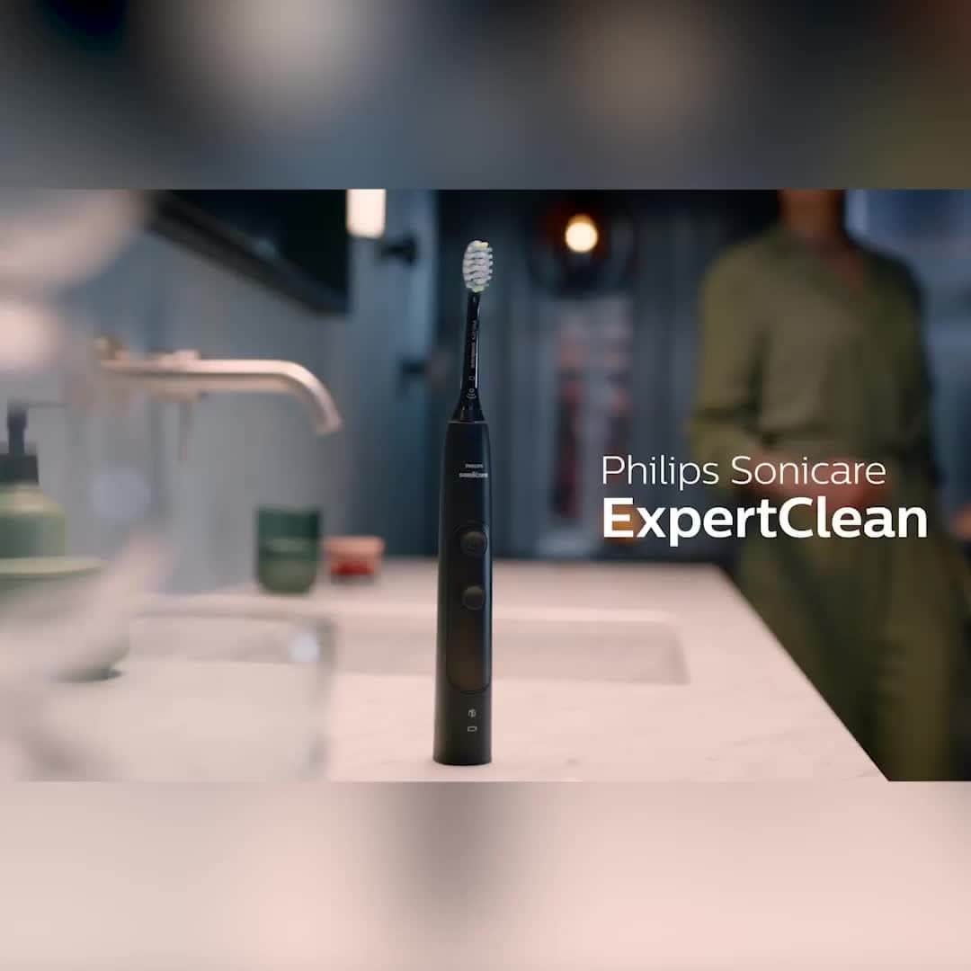 Philips Sonicareのインスタグラム：「Get up to 7x healthier gums in just 2 weeks* with the #PhilipsSonicare ExpertClean. Here's how.   - Gently remove up to 10x more plaque** - Built in smart sensors offer guidance on healthy brushing habits - Pair with Sonicare app for personalized progress reports - Replace your brush heads regularly with automatic reminders  *In gum health mode versus a manual toothbrush **versus a manual toothbrush」