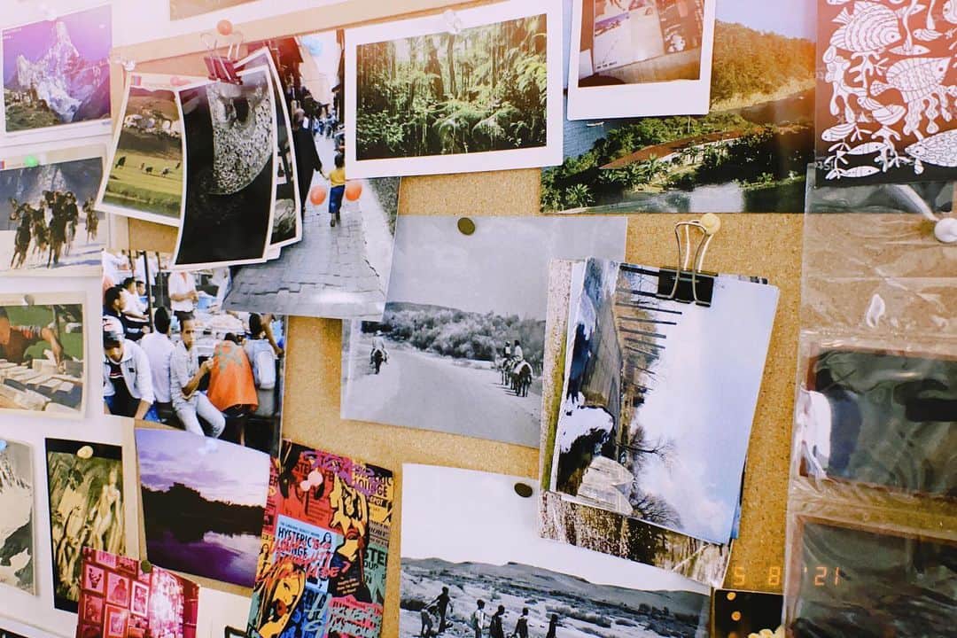のインスタグラム：「『#よだかの片想い 』撮影思い出写真  飛坂さんの部屋の写真たち。 イメージボードみたいだなーと思って眺めてた。」