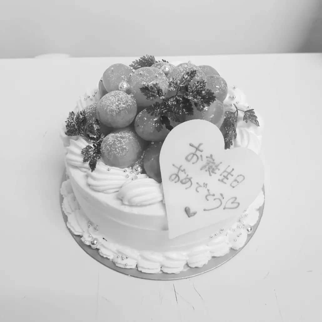 夜のケーキ屋さん♥Juli　(エディブルフラワー協会) のインスタグラム：「今日は9月29日、死んじゃった好きな人の誕生日で、気付けば私は毎年この投稿をしています。  今年は(毎年ですが😂)予約が多いので、投稿しようか仮眠を取ろうか迷いましたが、１年に１度の誕生日なので投稿します😌  何年も前からフォローしてくださってる方や、私のお知り合いは、もう読み飽きたかもしれませんが、 私の好きだった人は、16年前に事故で亡くなりました。  若い頃、今よりも素直じゃなかった私は、おはようとかありがとうとかの当たり前の一言すら、普段から上手に伝えられてなくて。 彼からもらった勇気がたくさんあるのに、顔を見てお礼が言えたのは、彼が亡くなった後でした。  仕事を理由にして、お見舞いにも行かず、それでも長引く意識不明の状態に怖くなり、ようやくお見舞いに行こうと休暇を作った前日に、彼は亡くなりました。  "明日"や"いつか"じゃ、遅いかもしれない。ってこと、 ずっとわかっていたはずなのに、顔を見てお礼を伝えられなかったまま亡くなってしまいました。  若い頃は亡くなった彼に何度かEメールとかmixiとかからメッセージしてみたりもしたけど、もちろん返事は来ません。遅すぎました。  そんなジレンマのおかげで、せめて少しでも"ケーキを通して想いを伝える"お役に立てればと、私は毎日ほぼ休まずケーキを作っています。 (キャパ的に、たまにお断りしてしまうこともありますが…すみません。)  心の中で今 想っている "ありがとう"とか"好き"とかって気持ちは、ぜひ後回しにせず伝えてください😌伝えられる時に何度でも😌  営業なんかではないですが、言葉にするのが恥ずかしい時は、ケーキに想いを込めるのも素敵な贈り物だと思います。 たくさんのお客様から、想いのこもったオーダーケーキを通して、温かい想いを学びました。  私は彼にケーキを作ったこともプレゼントしたこともありません。せっかく私はケーキが作れるのに、彼にケーキをプレゼントすることは今後も叶いません。  たまにオーダーケーキを注文してくださるお客様のことが羨ましく感じることもあります😌 私もドキドキしながら、オーダーケーキをプレゼントしてみたかったなぁなんて。  素敵なお仕事を続けさせていただいている毎日に感謝しています。  忙しい毎日で、なかなかインスタの投稿もできず、 お客様からのお礼のLINEやお写真に、丁寧なお返事もできず、 結局私は昔のままバタバタとした性格のままですが、  毎日"おめでとう"とか"ありがとう"のメッセージをケーキに書くたびに、 "想いを伝える"って素敵なことだなぁって、いろんな想いが過ります。  毎日たくさんたくさんのケーキを作らせていただいて、正直うまくいくことばかりじゃありませんが、それでもお客様の想いを伝えるためのケーキに、プレッシャーや責任を感じながらも幸せな温かいお仕事にやりがいがあります😌  生きてる間だけでなく亡くなってからも勇気をたくさん与えてくれた彼のおかげで今があります。  お客様や従業員を始め、関わってくれている全ての人に感謝を込めて。 今年も残り３ヶ月、忙しい繁忙期が始まりますが、ケーキに込めた想いをちゃんと届けられますように頑張ります。  (おかげさまで不思議なくらい予約が増えてるのか、発注しても発注しても材料がいつも足りない。。お返事してもお返事してもLINEが返しきれない。。 ご理解いただいたり信じてお任せしてくれるリピーターさん…、申し訳なさと同時に、本当にありがとうございます。🙇)  #夜のケーキ屋さん#オーダーケーキ#ありがとう」