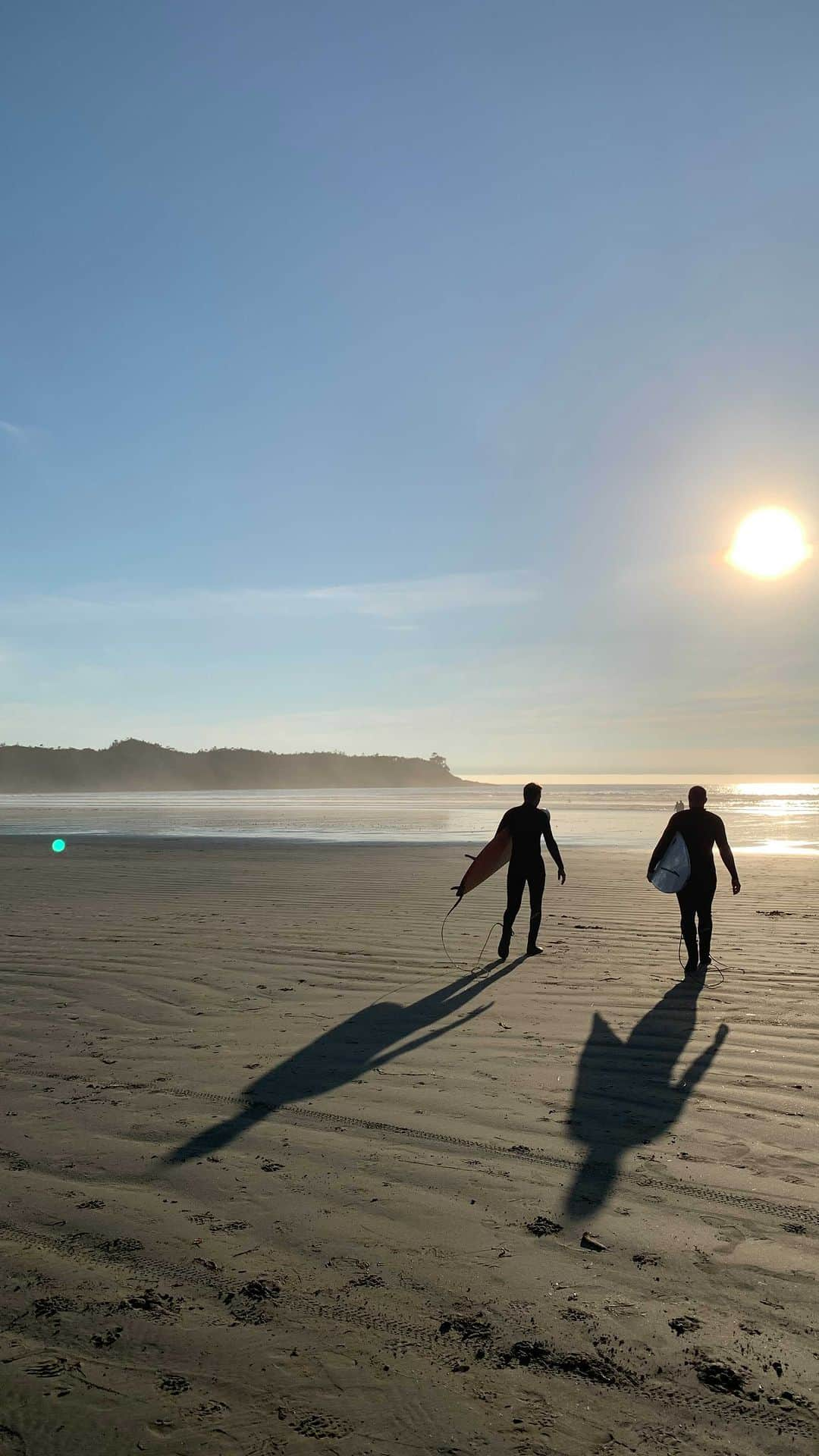 マデリーン・エドワーズのインスタグラム：「A few days of pure magic (& sunset surfs) 🌊✨」