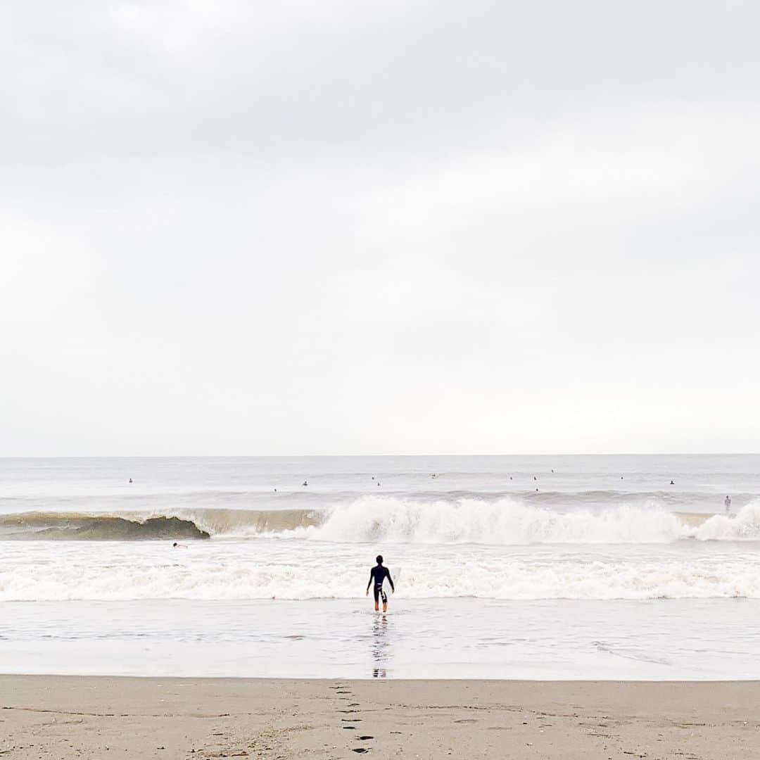 のインスタグラム：「Super exciting long awaited Typhoon swell!!! 写真は一つ前の台風。 その時もなかなか割れづらいダンパー気味で、テイクオフ早くしないと波に呑まれるので、結構やられた経験を活かして、昨日は少し厚めのショートと早めのパドルスタートでトライ。 上手くいった！！！ やっと季節が来たワイ(°▽°) #wavewarriors  #wavewarriorswetsuits」