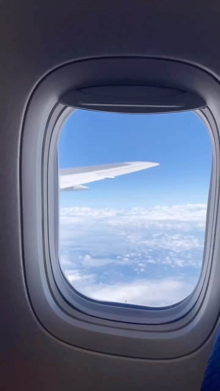 HISANAのインスタグラム：「赤ちゃんとワンオペ帰省フライトの様子✈️羽田→広島  いつもいい子ですが、今回はとくに今までで1番楽だったー😆✨ 立っちできるようになって、身体がしっかりしてきたぶん負担が減った気がするなぁ☺️  心配性な私は早めに空港に着いときたいタイプなので、大体1時間前にはチェックイン。 荷物預けたり、保安検査場通ったりなんだかんだしてると搭乗時刻まで残り30分ぐらいになってるので、いつもラウンジで過ごしてます（ラウンジは離乳食持ち込みOK🙆‍♀️） 今回3回食になり、もう朝ごはんを済ませてこれたのでキッズスペースで遊んで過ごしました😆 お兄さんが構ってくれたりして楽しそうだったすずちゃん👶🏻💕 保安検査場通る前のキッズスペースの方が、飛行機の滑り台とかあったりして楽しそうだったので、もう少しおっきくなったらそこで遊びたいね〜☺️  いつも搭乗前にベビールームでおむつを替えて👶🏻 乗る時も降りる時もCAさんがベビーカー畳んでくれるの手伝ってくれたり、座席まで荷物も一緒に運んでくれて助かりました🥹✨ ほんまANAのCAさん好きすぎる🥹 今回はかめさんのポーチ？をいただきました🐢💕  いつも通り離陸直前に耳抜きのため授乳したら、絵本を読んだあとゆらゆらなでなで攻撃で無事ねんねしてくれました😴 私も爆睡してて気づいたら着陸態勢だった🥱  よく飛行機や旅の相談DMくるんだけど、本当CAさん優しいから安心して乗って大丈夫❣️ ひとりで赤ちゃん連れてるからか、たくさん声かけてくれます🥹💕 ママが泣いたらどうしよって不安になってると赤ちゃんに伝染しちゃうから、大丈夫大丈夫ってどっしりぴゅーん✈️と行きましょう☺️  #生後9ヶ月#ワンオペ#帰省#赤ちゃんのいる生活#広島#広島旅行#女の子ベビー#令和3年ベビー#東京ママ#東京ママと繋がりたい」