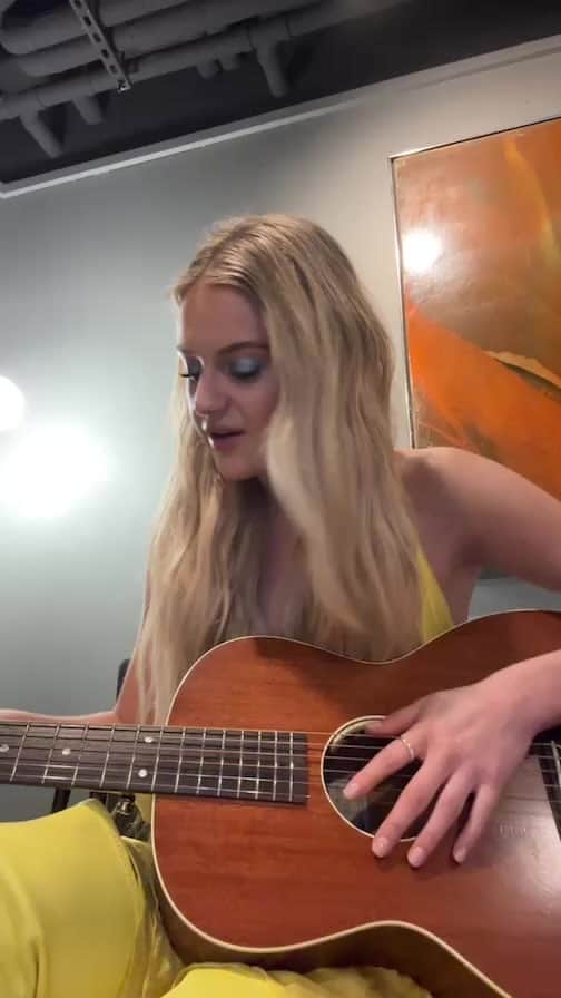 Kelsea Balleriniのインスタグラム：「a little pre show jam 🥰」