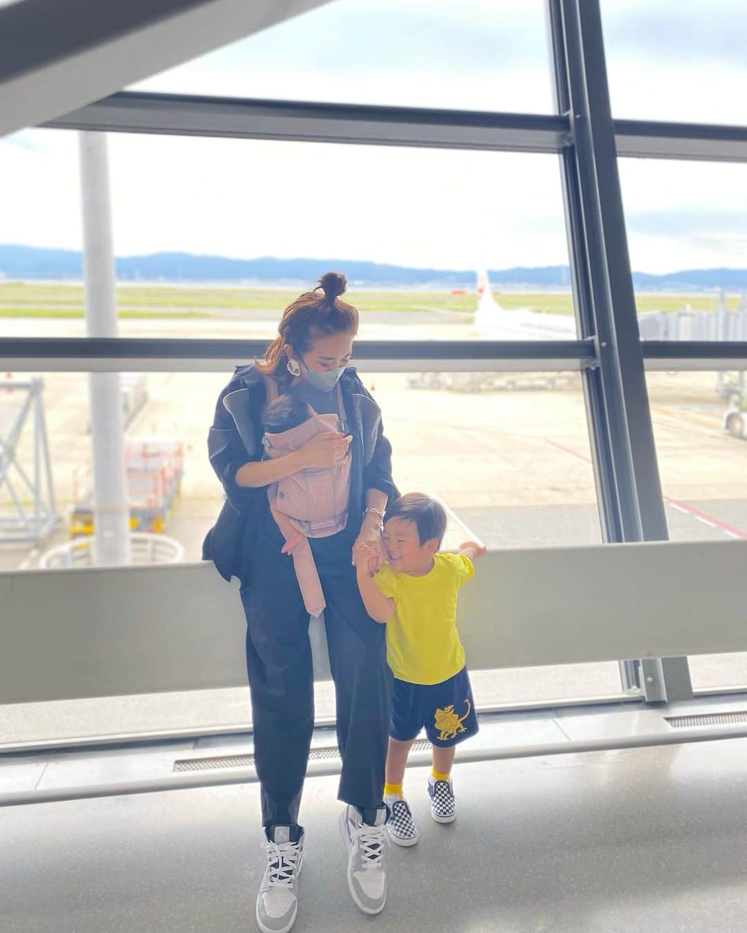 Mai Wakimizuのインスタグラム：「飛行機飛行機ー！とテンション上がり気味の息子♡母はその言葉を待ってたよ♡ #2歳2ヶ月#2歳男の子#男の子ママ#生後2ヶ月#0歳女の子#女の子ママ#兄妹#mamalife」