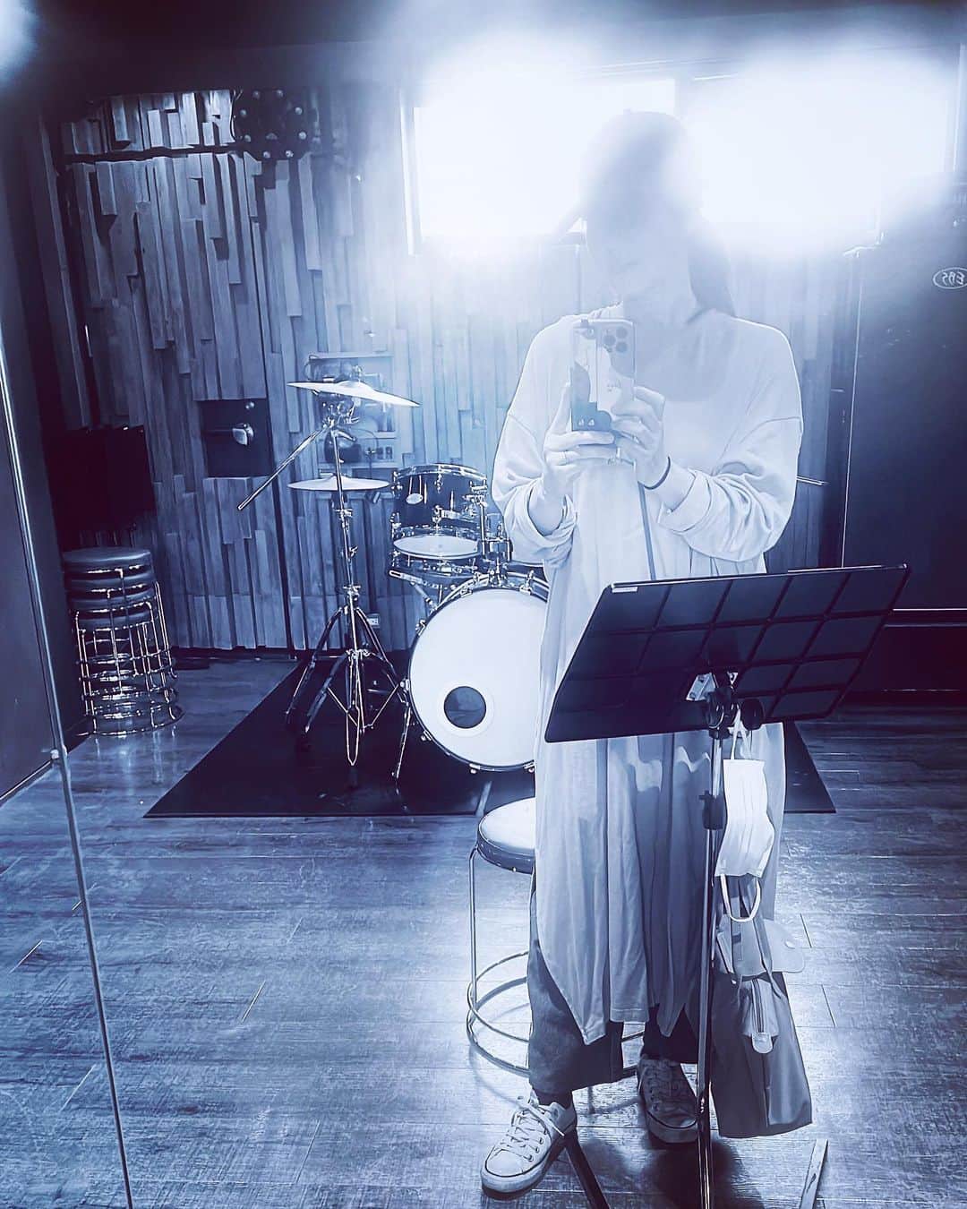 堀内敬子さんのインスタグラム写真 - (堀内敬子Instagram)「新しい作品。 我らがパラダイス。  集中して勉強。  うん。台詞ね。  ドラムが気になりますでしょ？  #新しい作品 #我らがパラダイス #ドラマ  #台詞のお勉強 #ドラムの練習ではありません」9月29日 9時45分 - horiuchi_keiko