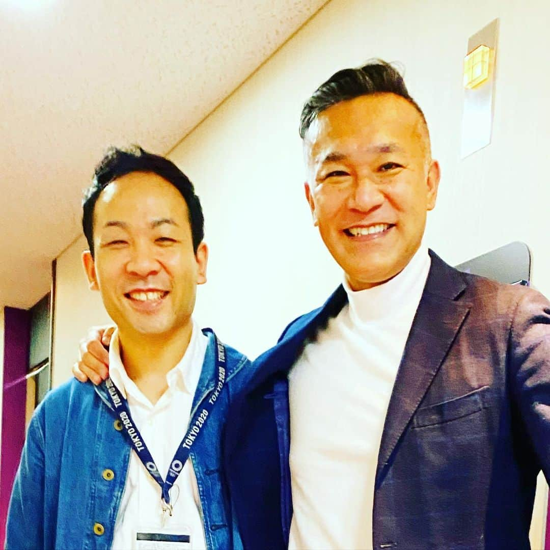 岸本哲也のインスタグラム：「あまたつー！久しぶりに天達くんと連絡をとりました。元気そうでした😊  台風などが来ると、やはり天達くんの天気予報を見ますね。お天気No.1キャスター☀️☔️☃️🌈 #天達武史 #めざまし8 #とくダネ！ #フジテレビ #英会話 #オンライン英会話」