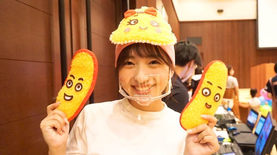 フジテレビアナウンサーのインスタグラム：「. 先日、鹿児島県で開催された 『KTS すこやかふれあいフェスティバル』にて、 フジテレビ食育出前授業『ハロー！どっこくん』を 鹿児島テレビの川路アナウンサーと担当させていただきました✨ どっこくんは新人の時以来だったのですが… みんな元気に参加してくれてとても嬉しかったです😭 キラキラ笑顔に、私の方が元気をもらいました！ 次はどこのみんなに会えるか、今から楽しみです✨  #フジテレビアナウンサー #藤本万梨乃 #鹿児島テレビアナウンサー #川路あかり #どっこくん #食育 #CSR」