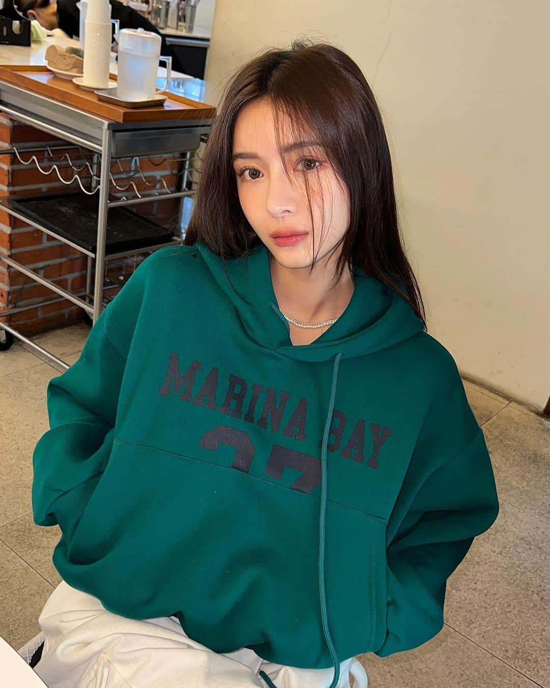 キム・ボラムのインスタグラム：「끌리메 갔다가 촬영 온 날은 역시 👍🏾  이번엔 골드라는 새로운 관리를 받고 왔어욤  기존에 받았던 작은얼굴, 이목구비보다 더 섬세하고 따뜻한 열감으로 들어가서 관리받는동안 꿀잠자고 왔지 모에요 ..♥️ 힐링 그 잡채  골드 페이스 관리는 따뜻한 골드볼을 이용해서 뭉친 근육과 붓기, 이중턱, 볼살을 없애주는 케어인데요 받은 즉시 내 앞볼 미운살이랑 미운 붓기 침샘 싹 사라진거 보고 너무 신기했어요 진짜 대박임..  끌리메 11주년 기념으로 이벤트 공유 드려요 💞  🤎기간 : 9/29(목) - 30일(금) 단, 2일! 🤎대상 : 끌리메를 사랑하는 모든 지구인 🤎내용 : 골드 페이스 관리 10회 등록시, 10회를 더! 💙 1O회 + 1O회 = 2O회 😘 💙 2O회 + 2O회 = 4O회 🥰  @cclime_gno 이벤트 문의는 여기로 남겨주세요!」