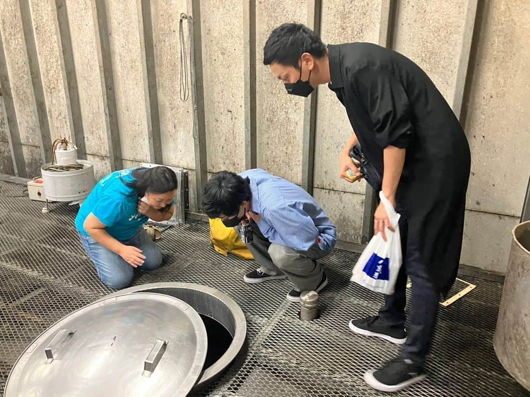 平田裕一郎さんのインスタグラム写真 - (平田裕一郎Instagram)「宵闇に咲く雨。の公演スポンサーでもある八重泉さんに訪問させて頂きました！！ 酒蔵見学をさせて頂き、 こうやって泡盛が出来て行くのかと知れて、もっと泡盛が好きになりました！！ 試飲もさせて頂き、 とても良い経験をさせて頂きました！！ 八重泉さんのホームページから 宵闇に咲く雨のオリジナルボトルも購入頂けるみたいです！！  沖縄県外からの注文は 送料無料で届けてくれるみたいなので、この機会に是非色んな泡盛を飲んでみてください😁  僕は、バレルの美味しさにどハマりしました！  八重泉さんありがとうございました！！  #石垣島  #泡盛  #八重泉  #宵闇に咲く雨  #海老澤健次 くん #平田裕一郎」9月29日 11時52分 - yuichiro_hirata