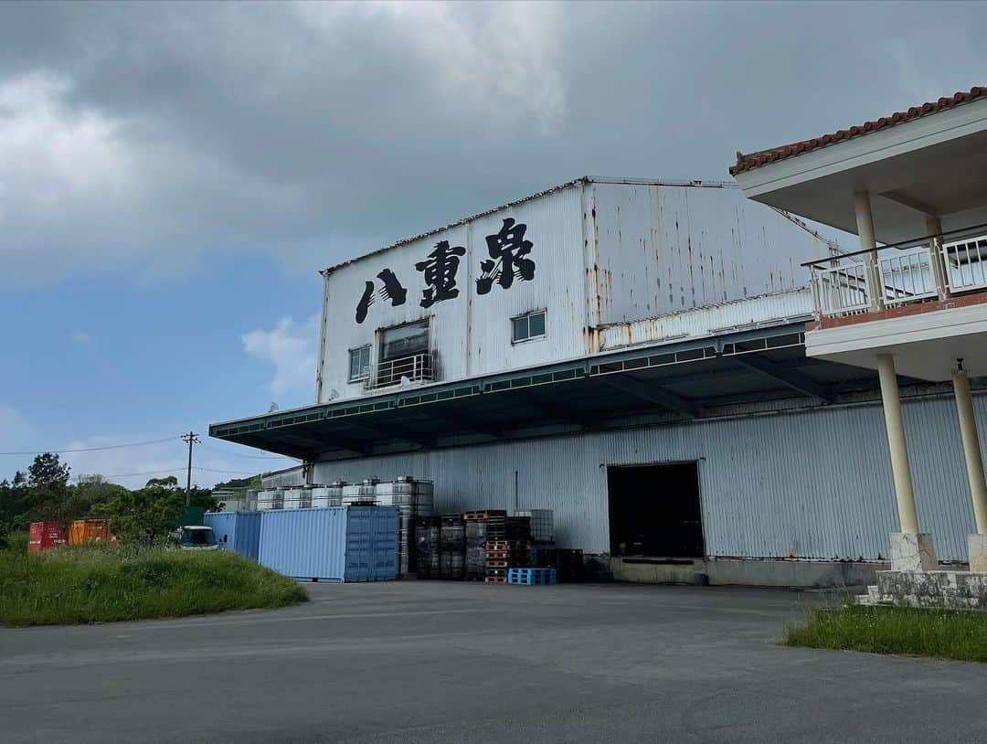 平田裕一郎さんのインスタグラム写真 - (平田裕一郎Instagram)「宵闇に咲く雨。の公演スポンサーでもある八重泉さんに訪問させて頂きました！！ 酒蔵見学をさせて頂き、 こうやって泡盛が出来て行くのかと知れて、もっと泡盛が好きになりました！！ 試飲もさせて頂き、 とても良い経験をさせて頂きました！！ 八重泉さんのホームページから 宵闇に咲く雨のオリジナルボトルも購入頂けるみたいです！！  沖縄県外からの注文は 送料無料で届けてくれるみたいなので、この機会に是非色んな泡盛を飲んでみてください😁  僕は、バレルの美味しさにどハマりしました！  八重泉さんありがとうございました！！  #石垣島  #泡盛  #八重泉  #宵闇に咲く雨  #海老澤健次 くん #平田裕一郎」9月29日 11時52分 - yuichiro_hirata