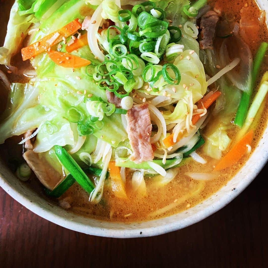 志摩有子さんのインスタグラム写真 - (志摩有子Instagram)「お昼はついつい麺類に。冷蔵庫の野菜も片付けられる味噌ラーメン。炒めてスープを注いで茹で上げた麺に具ごとザーッと。だんだんスープ麺が嬉しい季節に。といっても食べた後はまだまだ汗だく。  #味噌ラーメン #アリコ飯店」9月29日 12時10分 - ariko418
