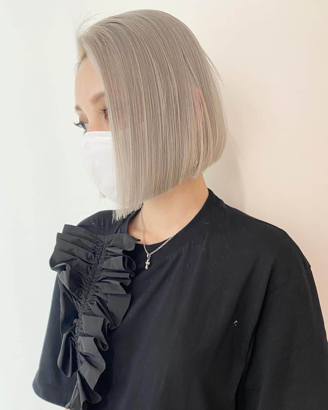 のインスタグラム：「エクルベージュ.. 薄い赤みの黃 未加工で自然のままの絹の色 ラインはシャープに色は柔らかく☺︎」