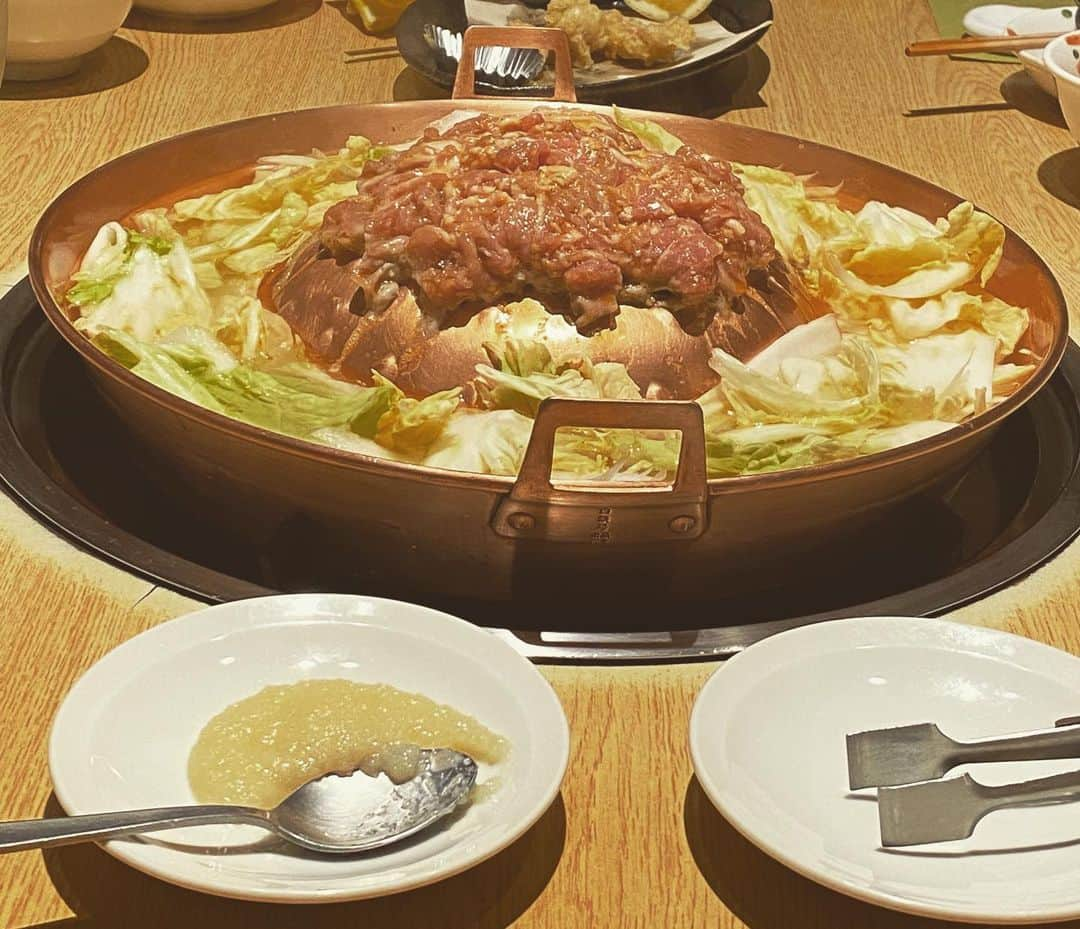 香西かおりさんのインスタグラム写真 - (香西かおりInstagram)「中華な鍋です。 上でひき肉を焼いていて、肉汁が下のお野菜と混ざり合ってとても食べやすく美味しいのです♪♪  #香西かおり #飯すたぐらむ #中華」9月29日 22時13分 - kaori_kouzai_official