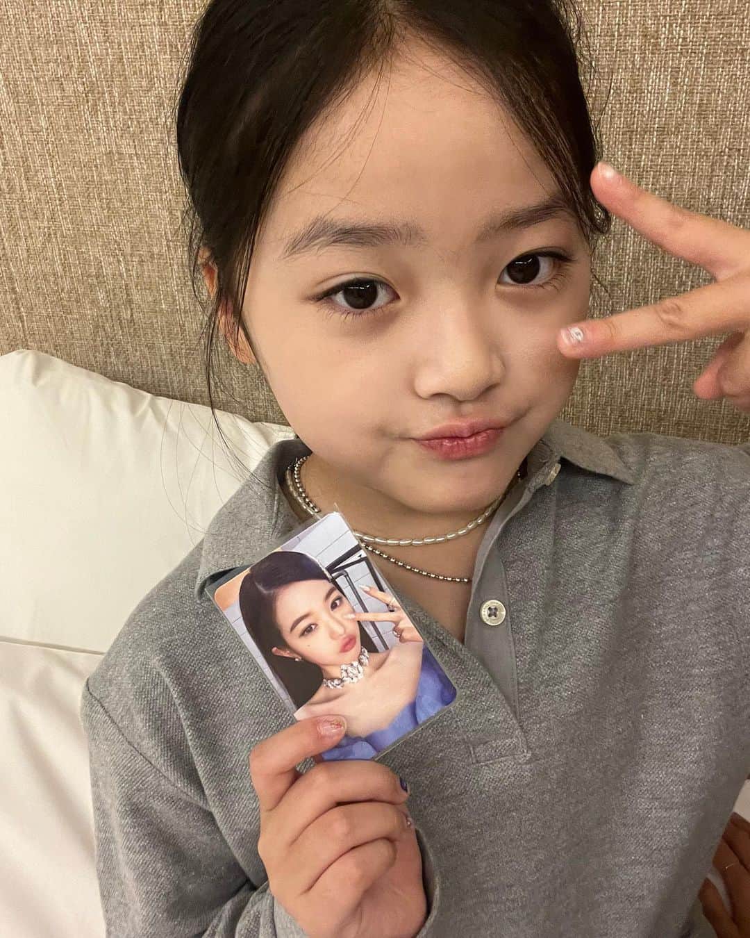 クォン・ユリのインスタグラム：「10살 최연소 다이브의 다채로운 표정 셀카,,,,🐰💗 어쩌다 보니 9월의 유디입니다🍀 율이가 픽한 사진은 5번ㅋㅋㅋㅋㅋㅋㅋㅋㅋ #권율이 #율이tv」