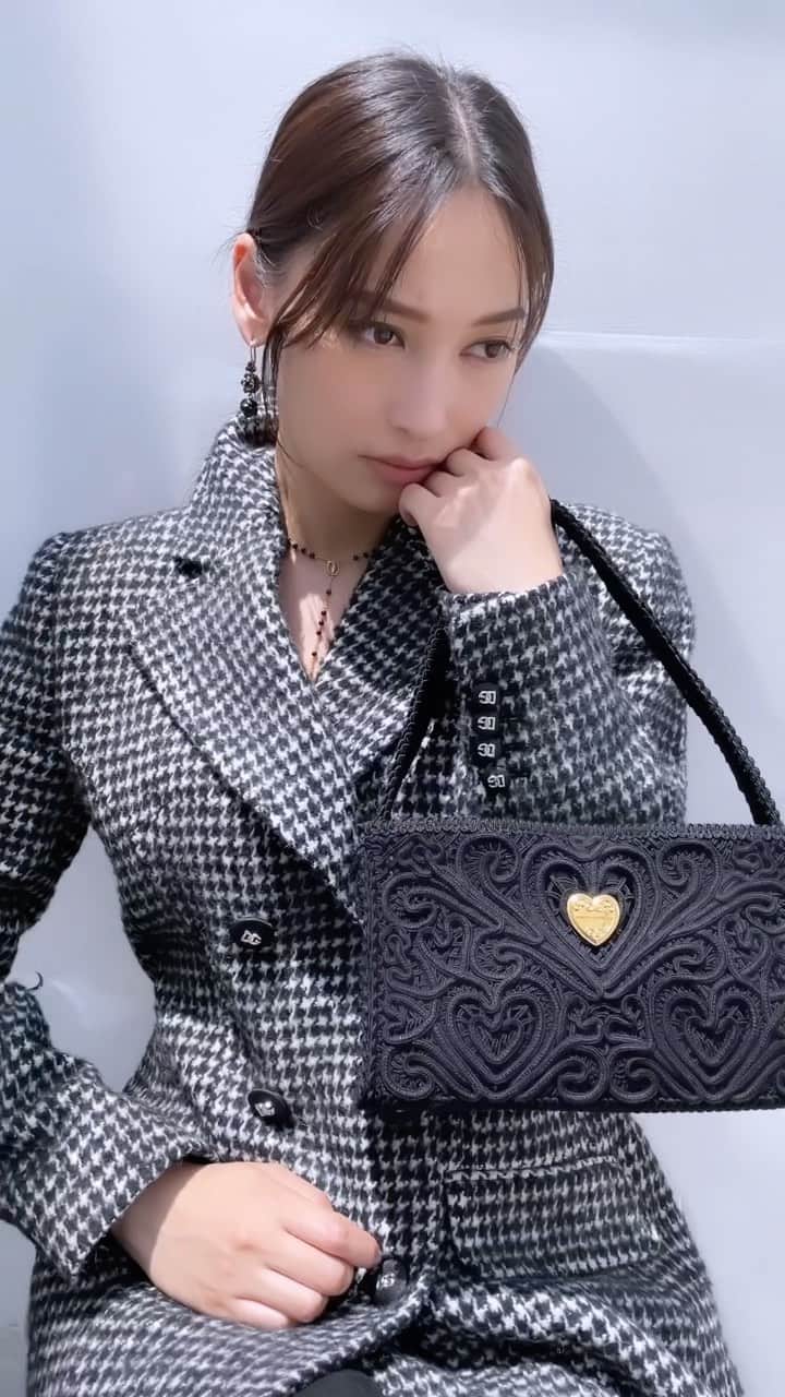 大政絢のインスタグラム：「@precious.jp 10月号  🤍🖤🤍  @dolcegabbana   #大政絢」
