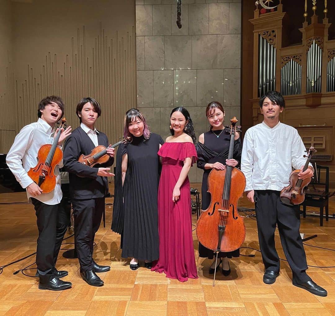 遥海のインスタグラム：「『A Night To Remember 』 Piano and Strings  来てくれたみなさん本当にありがとうございました😊  チャペルでのライブははじめてですごく緊張したけど、 終わって落ち着いてみると、 音楽と出会った場所が教会で、なんだか初心の気持ちを思い出していつもの緊張感と全然違うんだなって。  ずっとやりたかったことができて、 それに、こんな素敵なサポートのみなさんに支えて頂いて、自分は本当に幸せものだなって実感しました。  色んな話もできて、 気持ちを共有できてよかったです。  12.22はフルバンドでやります！ また違った雰囲気だからぜひ遊びにきてねー！🙏」