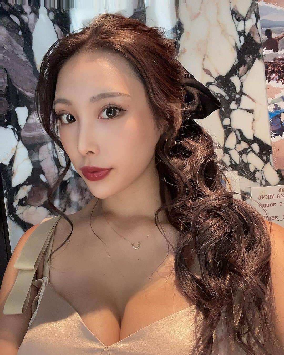 のインスタグラム：「気分が乗らないのでヘアメイクアレンジしてもらった🫶🏻 ちょっと前に買ったボリュームシュシュ初めて使った😌よき  #キャバ嬢 #キャバクラ #ヘアメイク」