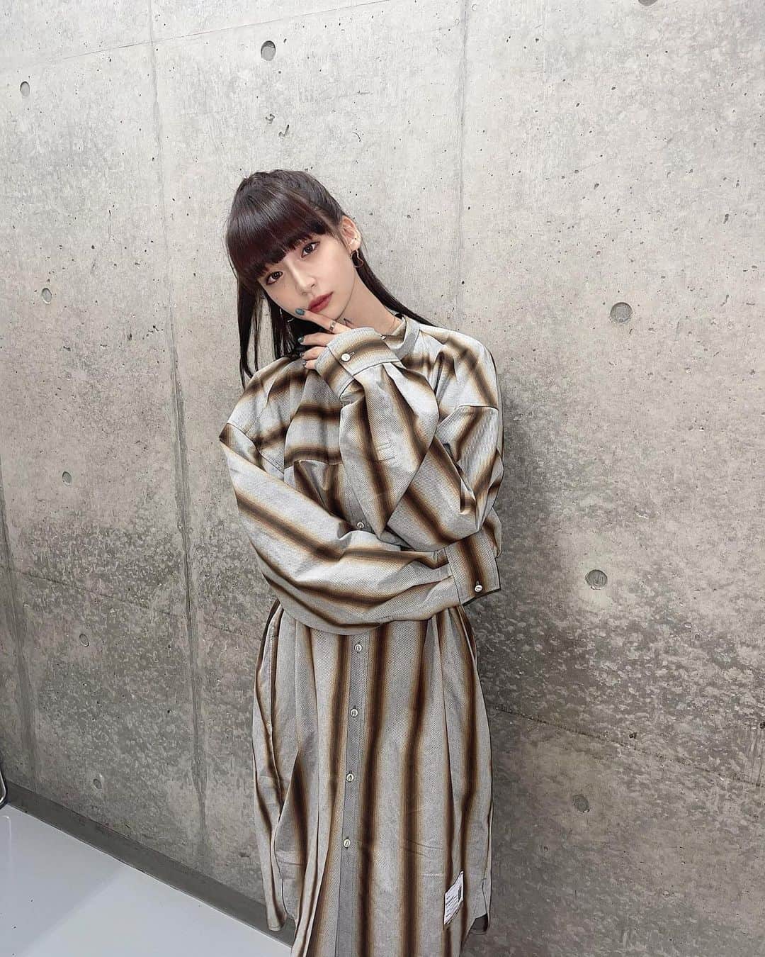 荻野由佳のインスタグラム：「今日の衣装は私の大好きな @miharayasuhiro_official  でした 👧🏻  何人かの方からクリーニングの タグつけっぱなしだよ！って 言われました🤣 そういうデザイン！！笑笑笑」