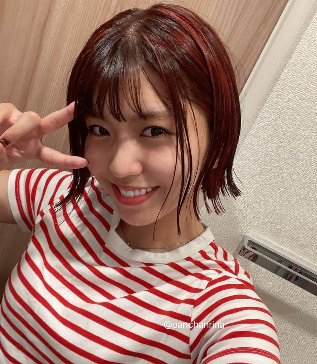 ぱんちゃん璃奈のインスタグラム：「一昨日YouTubeで公開しましたが NEWぱんちゃんになりました✨  #ぱんちゃん璃奈  #ぱんちゃんヘアー #ブリーチ　#インナーカラー #メッシュ #ピンクヘアー　#レッドヘアー #ショートヘアー  #イメチェン　#断髪」