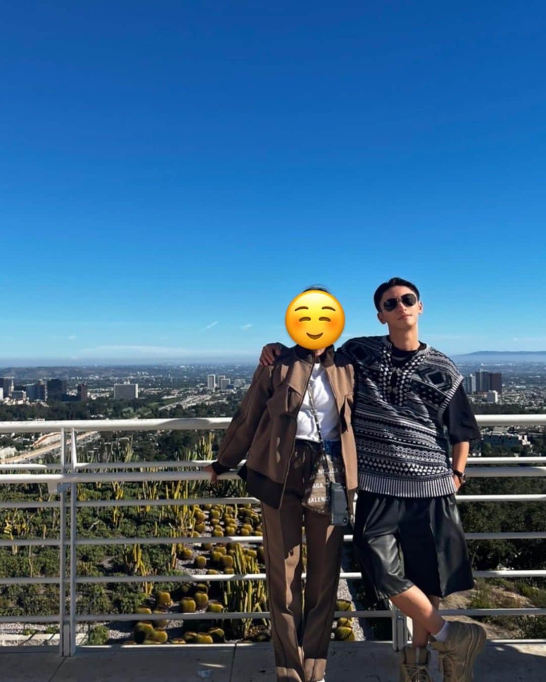 與真司郎のインスタグラム：「みんなー！！ 久しぶりのプライベート投稿🙏😭  実は2週間くらいLAに母親が来てましたー！！そして、いろんなところを案内してきましたー🇺🇸 ホンマはもっと早く招待したかってんけど、コロナでなかなか来れず。。。やっと夢が叶いました。  久しぶりに母親との時間をたくさん過ごすことができて本当によかった。 色んなことをたくさん話しました。 書籍『すべての生き方は正解で不正解』にも少し書かせてもらったけど、父親は感情の起伏が激しく、家にもほとんどいない人だったので母親に育ててもらった記憶しかほぼありません。 本当にたくさん、困難を一緒に乗り越えてきました。  そしてたくさん心配もかけてきました。  15歳で親元を離れ、27歳の時にLAに移住。悲しかったはずなのに、いつも応援してくれてました。でも、自分も若かったからか、母親には強くあたってしまったことも。。。今回は2人で色んなことを話して、今まで以上にお互いを理解できた気がします！！  こんな自由奔放な俺を大事に育ててくれた感謝と今までの反省をちゃんと伝えました。昔は照れ臭くて言えなかったのに。笑  でも、母親もめちゃくちゃ喜んでくれて、素晴らしい息子を持ててお母さんは幸せものです！って言ってくれて、俺も安心した。  うちの母親から学ぶことが本当に多くて。とにかく他人優先。見返りは求めない。誰にでもフレンドリーで、辛いことがあってもつねに人前では明るい。 今まで苦労してきた分これから、たくさん幸せを感じてほしいなって心の底から思っています。  素晴らしい母親の息子であることを誇りに思いながら、これからも色んなことに挑戦していきたいなって思っています。  みんなもお母さんやお父さんとケンカをしたり、強いことをいってしまったって反省することもあると思います。なかなか距離が縮まらない時もあると思います。でも、絶対にいつか話せる時がくる！！ その機会が来た時、謝って、そして、感謝を伝えれば絶対わかってくれるはず！！  ちょっと熱く語ってしまったけど。。。笑  色んな写真撮ったのでのせますー！！顔は恥ずかしいみたいなので、スタンプで隠させてもらいます🙏笑  あっ！！実は、LAの海の近くで気になる物件が急遽空いたという知らせをもらって、、、 引っ越しをしました😨🤫🥹 前の家も良かったけど、 これからは海からの力ももらいつつ、 いろんなことに挑戦していこうと思っています👍  １枚目　#ポールゲティ美術館でLAの景色をバックに親子写真(俺、何回この靴履くねん。笑) ２枚目　#ハイキングの途中でパシャリ ３枚目　#ゲティビラで母親と自撮り (ドアップすみません。) ４枚目　#新しい家で母親が料理を作ってくれているのをお手伝い (やっぱり母親の料理ってTHE BESTだよね) ５枚目　#行くところ行くところ写真を撮りまくる母親。笑  #與真司郎」