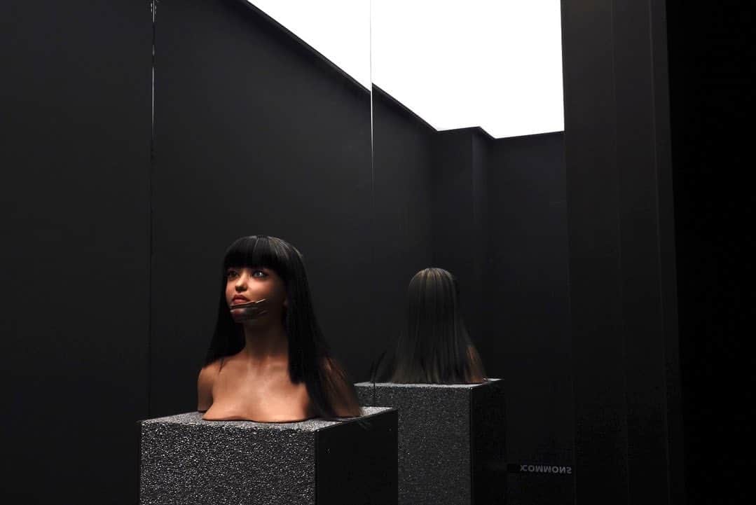 Ruby Gloomのインスタグラム：「<RUBY 9100M Statue> This is how I tried to fit in with the concept of “existence” of my virtual identity: one’s existing only if it could be touched by hands and seen by eyes. RUBY 9100M is an evidence.  #ruby9100m 📸 @seaniepictures」