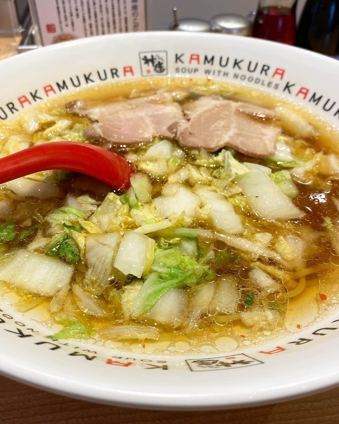 宮本侑芽のインスタグラム：「しごおわで食べにゆく#おいしいラーメン 。 6歳の頃新宿コマさんで舞台稽古があった頃から 帰りに母とよく食べてはまっていた#神座 さん😌 よく考えたらもう20年くらいお世話になってるのか。。。 いつもぐあぉおおおって 元気になるためにたべるラーメンです🫶 だいすき〜 みんなは元気になるために何を食べる〜？？？」